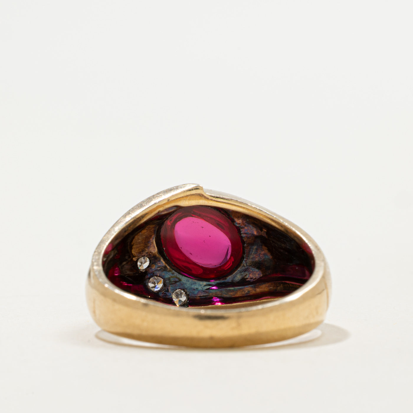 Bague en or 10 carats sertie d'un rubis synthétique cabochon et de diamants naturels | 4,00 ct, 0,06 ct au total | Taille 8,75