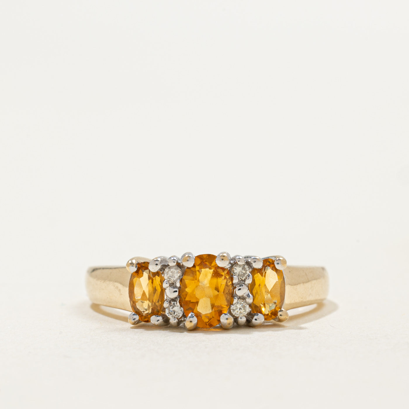 Bague trois pierres en or 10 carats, ornée d'une citrine ovale et de diamants | 0,60 ct et 0,06 ct au total | Taille 8