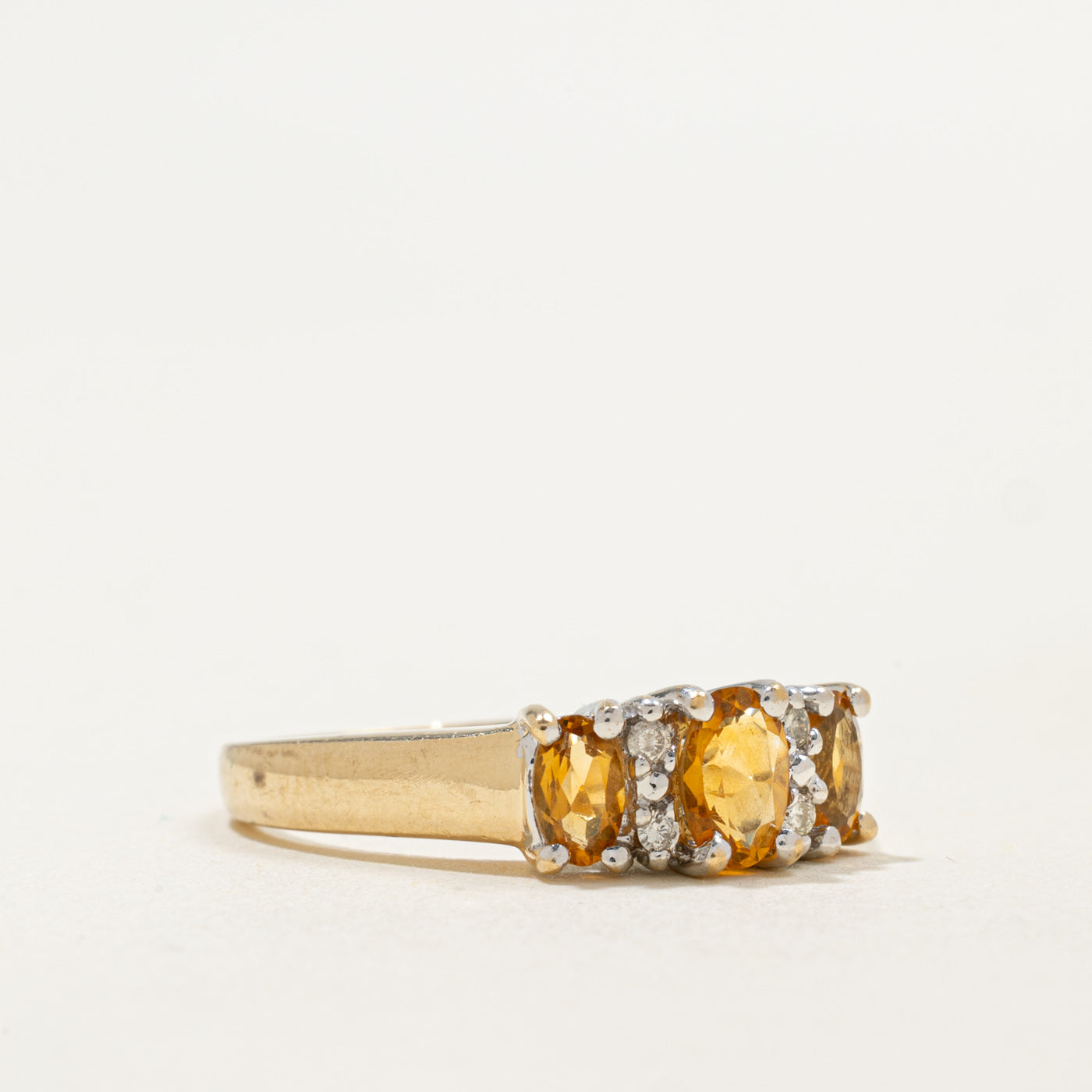 Bague trois pierres en or 10 carats, ornée d'une citrine ovale et de diamants | 0,60 ct et 0,06 ct au total | Taille 8