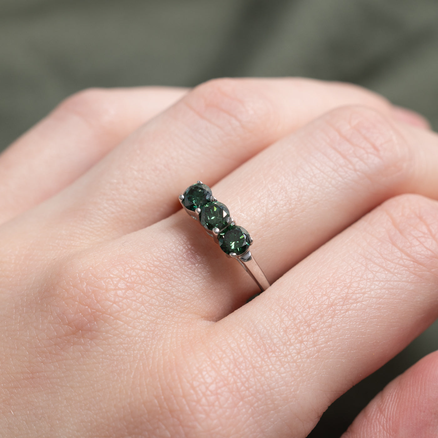 Bague trois diamants verts | 0,85 ct au total | Taille 7,25