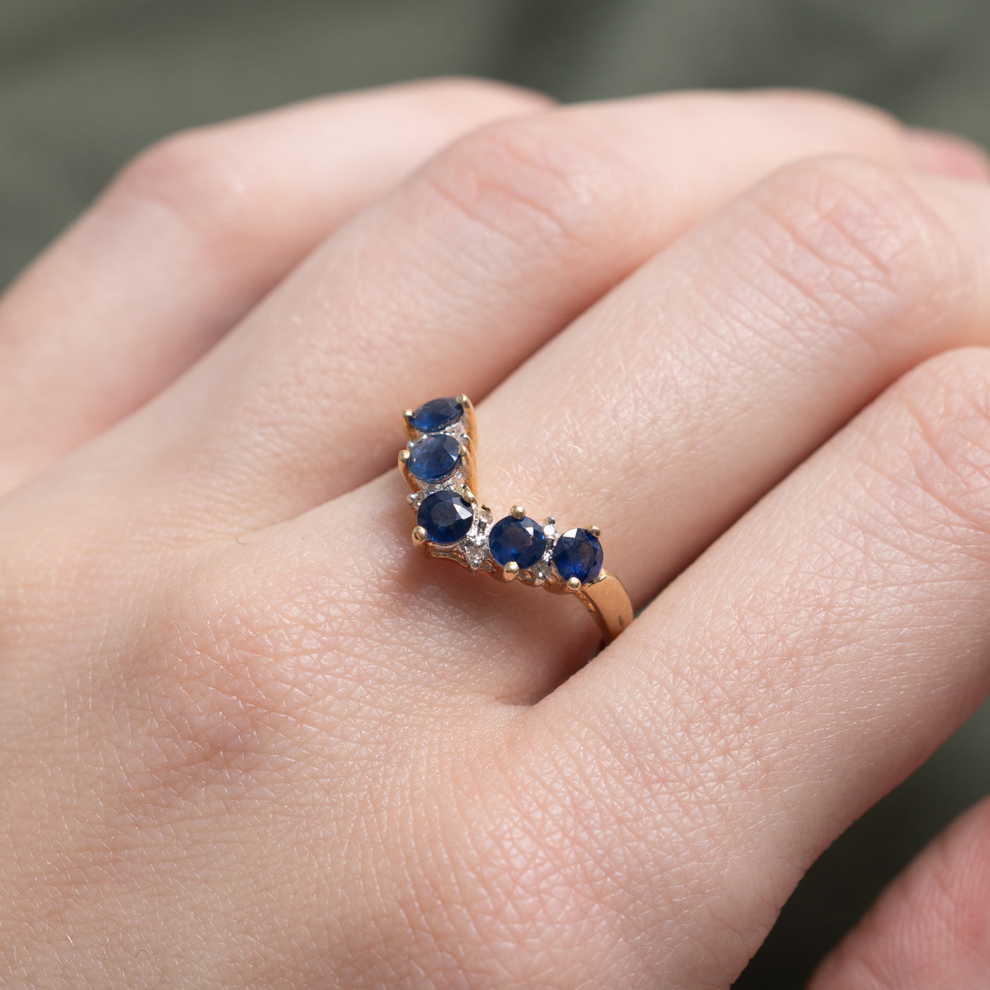 Bague chevron cinq pierres saphir et diamants | 0,04 ct x 0,04 ct | Taille 6,5