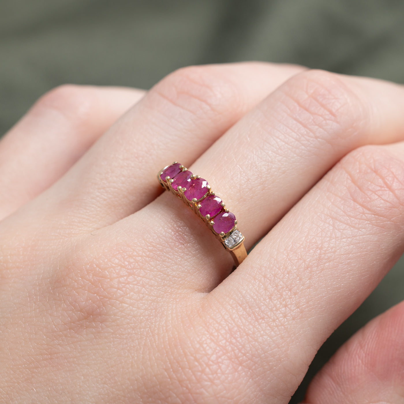 Bague cinq pierres rubis et diamants | 0,80 ct, 0,04 ct | Taille 7