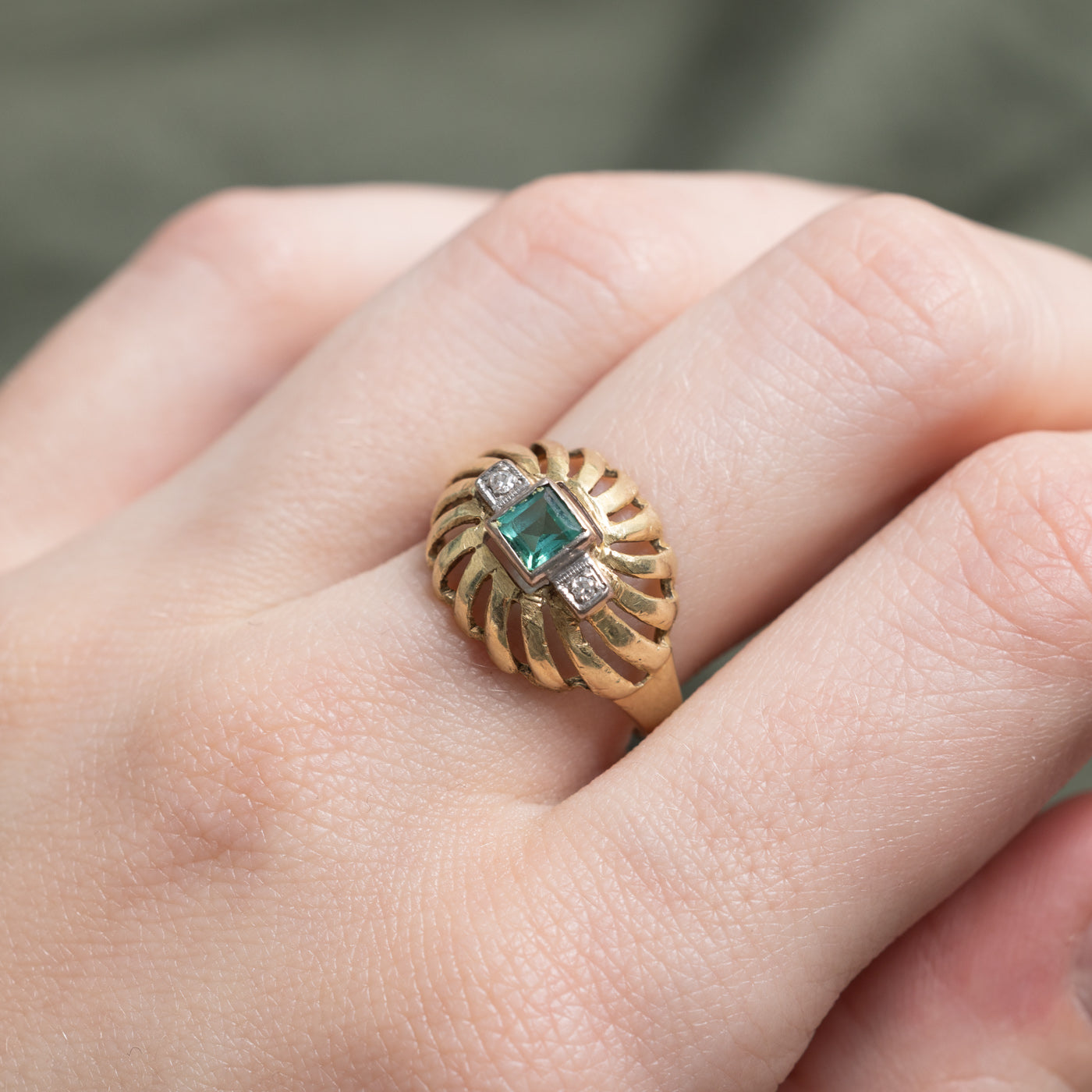Bague ajourée en forme de dôme, ornée d'émeraudes et de diamants | 0,20 ct, 0,01 ct au total | Taille 6,75