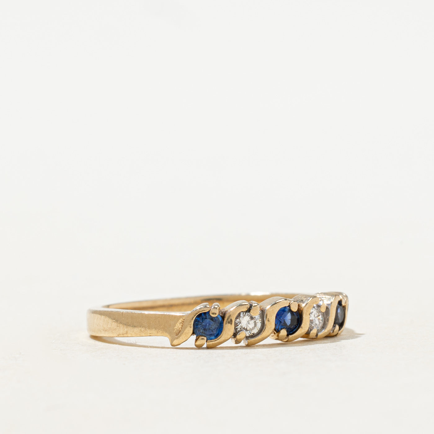 Bague cinq pierres en saphirs synthétiques et diamants | 0,12 ct au total, 0,06 ct au total | Taille 7