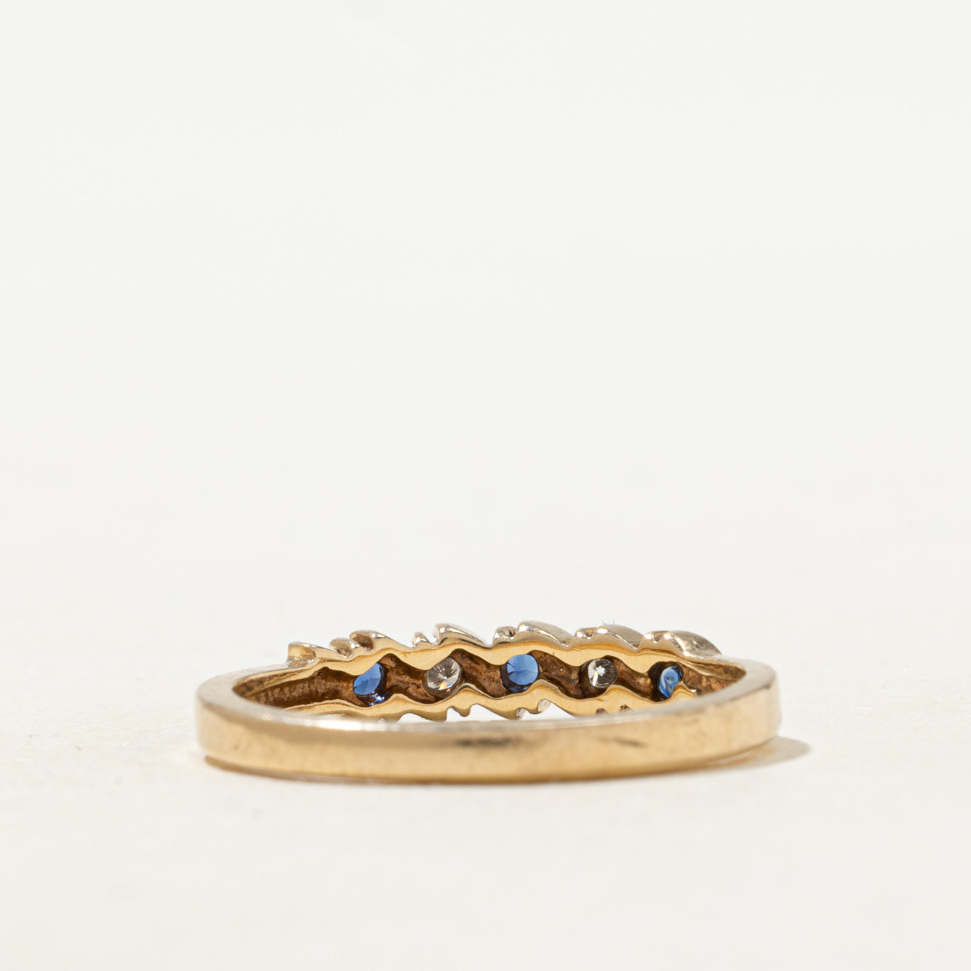 Bague cinq pierres en saphirs synthétiques et diamants | 0,12 ct au total, 0,06 ct au total | Taille 7