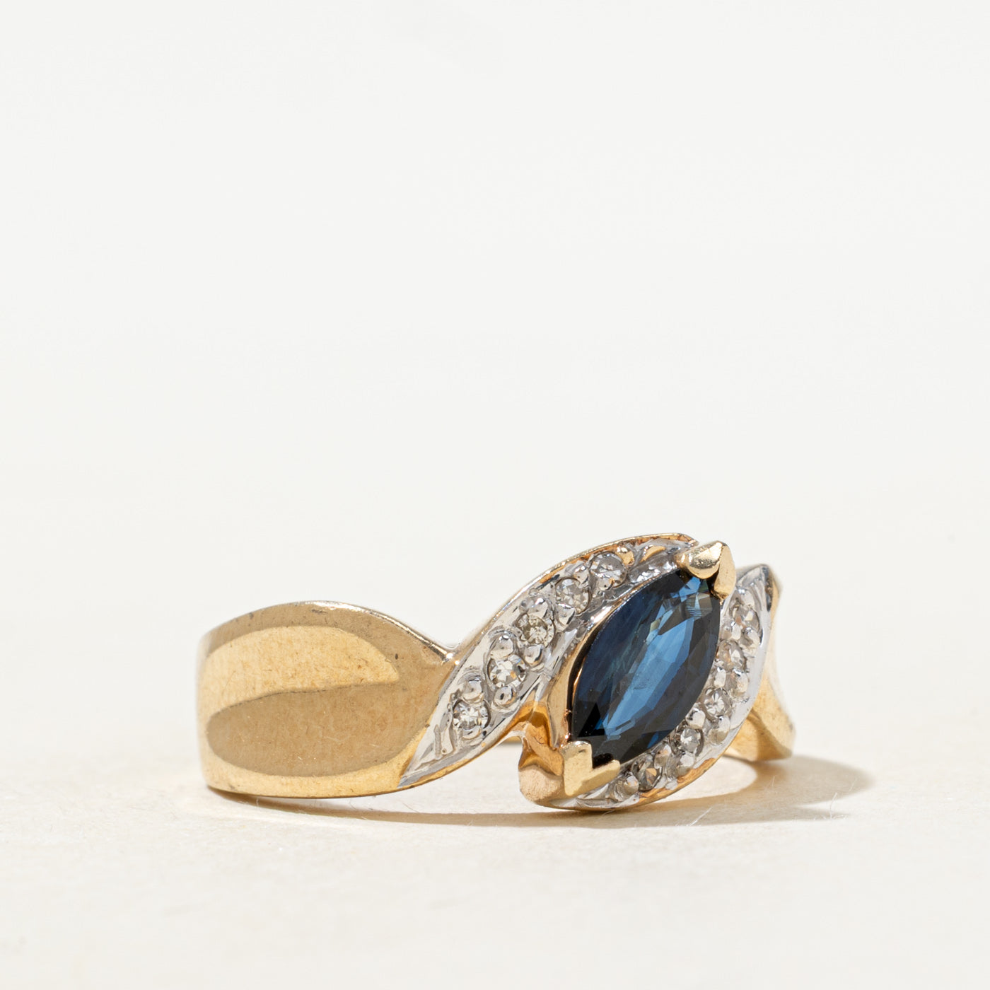 Bague rainurée en saphir taille marquise et diamants | 0,40 ct, 0,05 ct au total | Taille 7,25