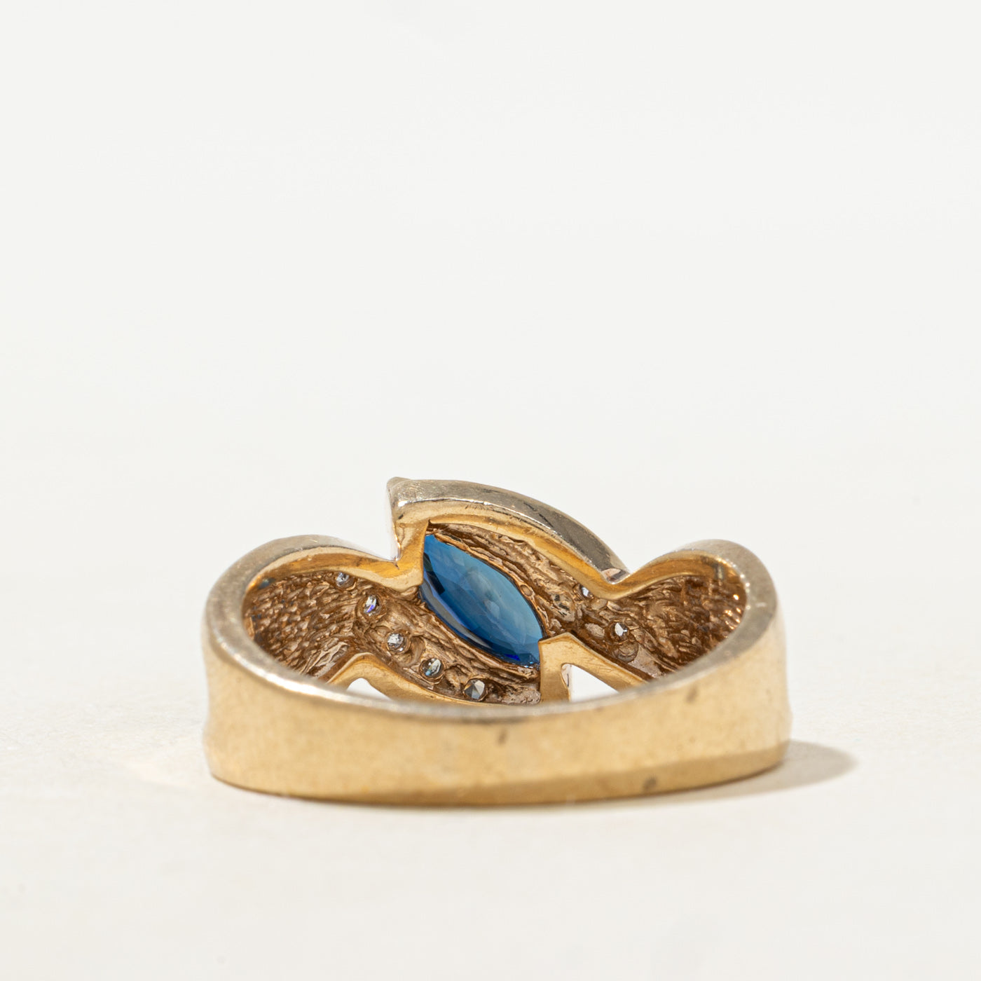 Bague rainurée en saphir taille marquise et diamants | 0,40 ct, 0,05 ct au total | Taille 7,25