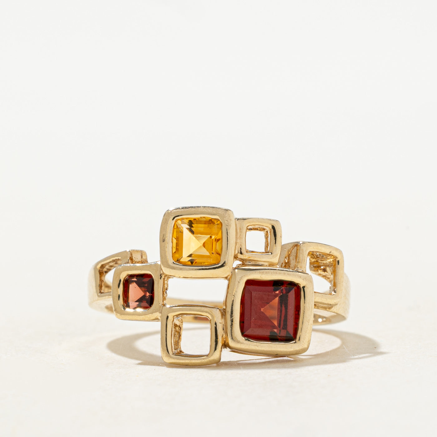 Bague géométrique en grenat et citrine taille carrée | 0,89 ct | Taille 6,75