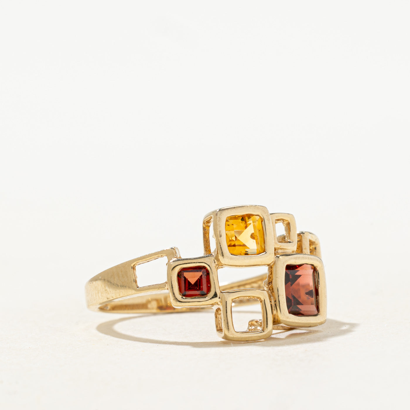 Bague géométrique en grenat et citrine taille carrée | 0,89 ct | Taille 6,75