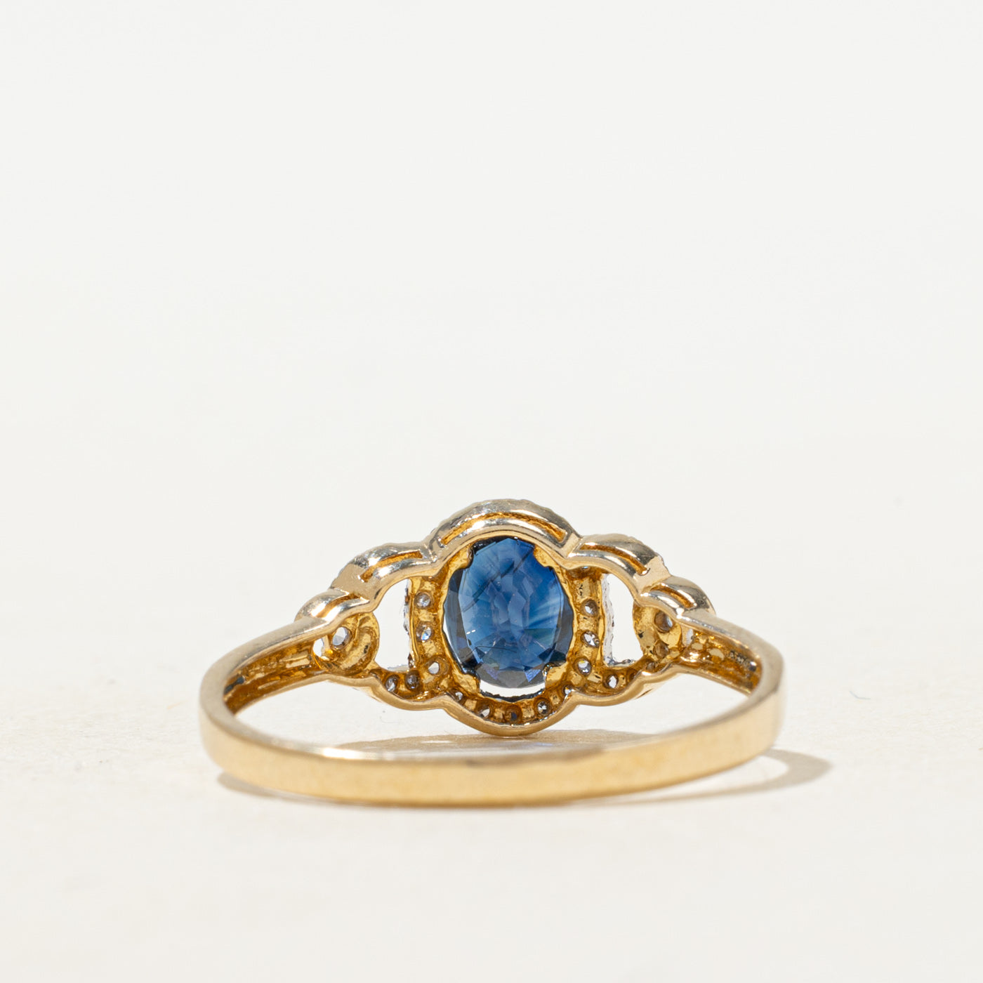 Bague à maillons ouverts avec saphir ovale et halo de diamants | Taille 7.0