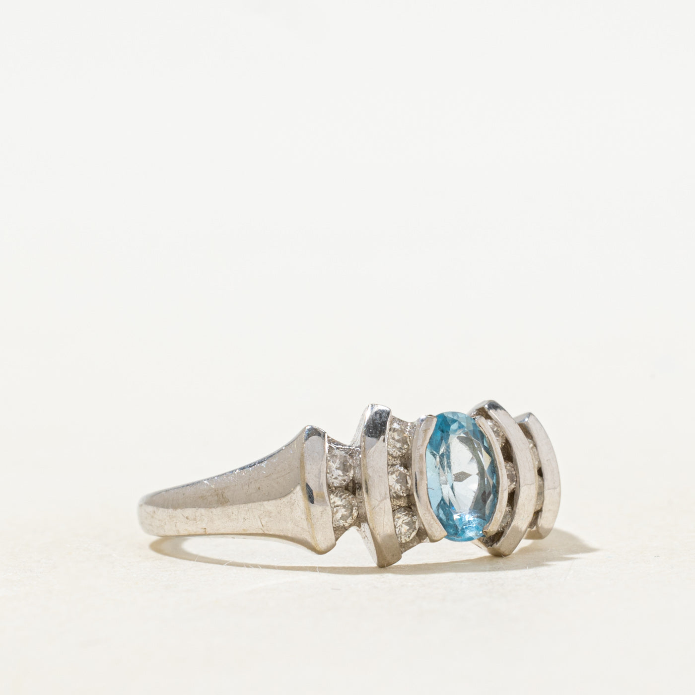 Bague ornée d'une topaze bleue ovale et de diamants | Taille 6,75