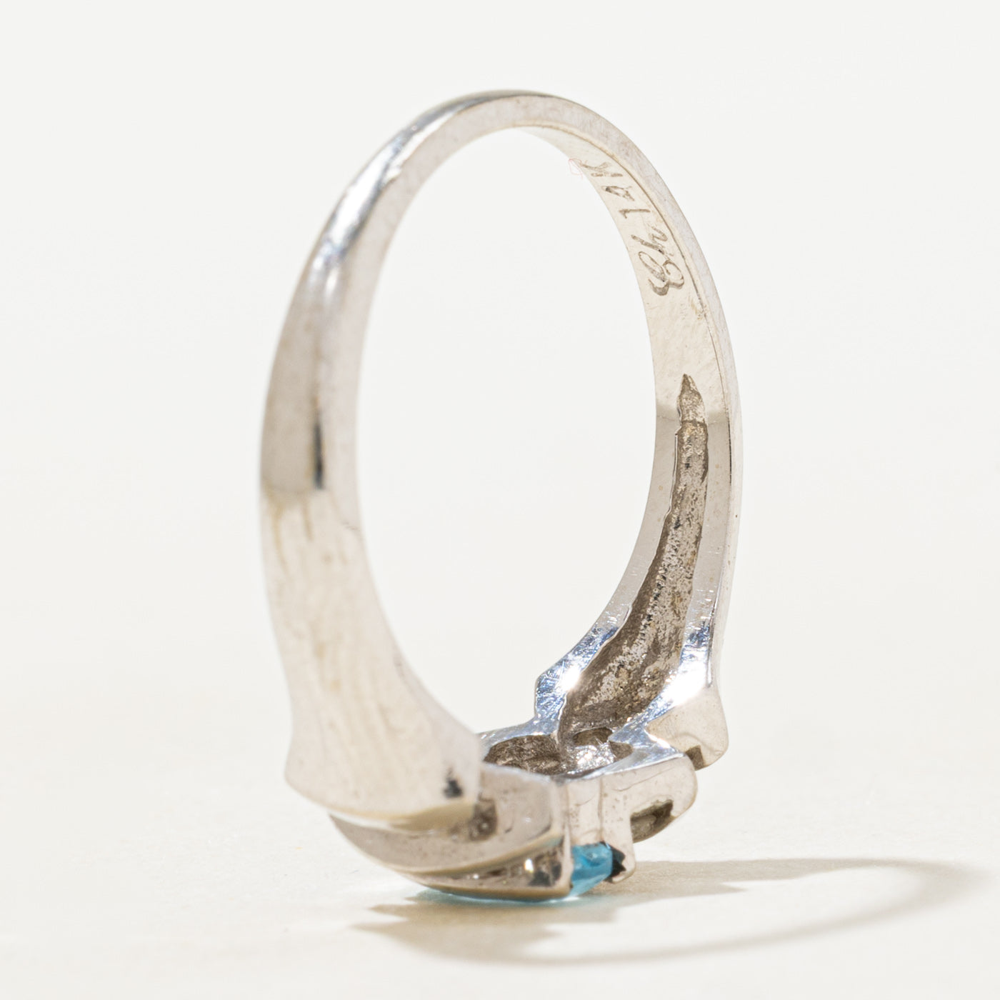 Bague ornée d'une topaze bleue ovale et de diamants | Taille 6,75