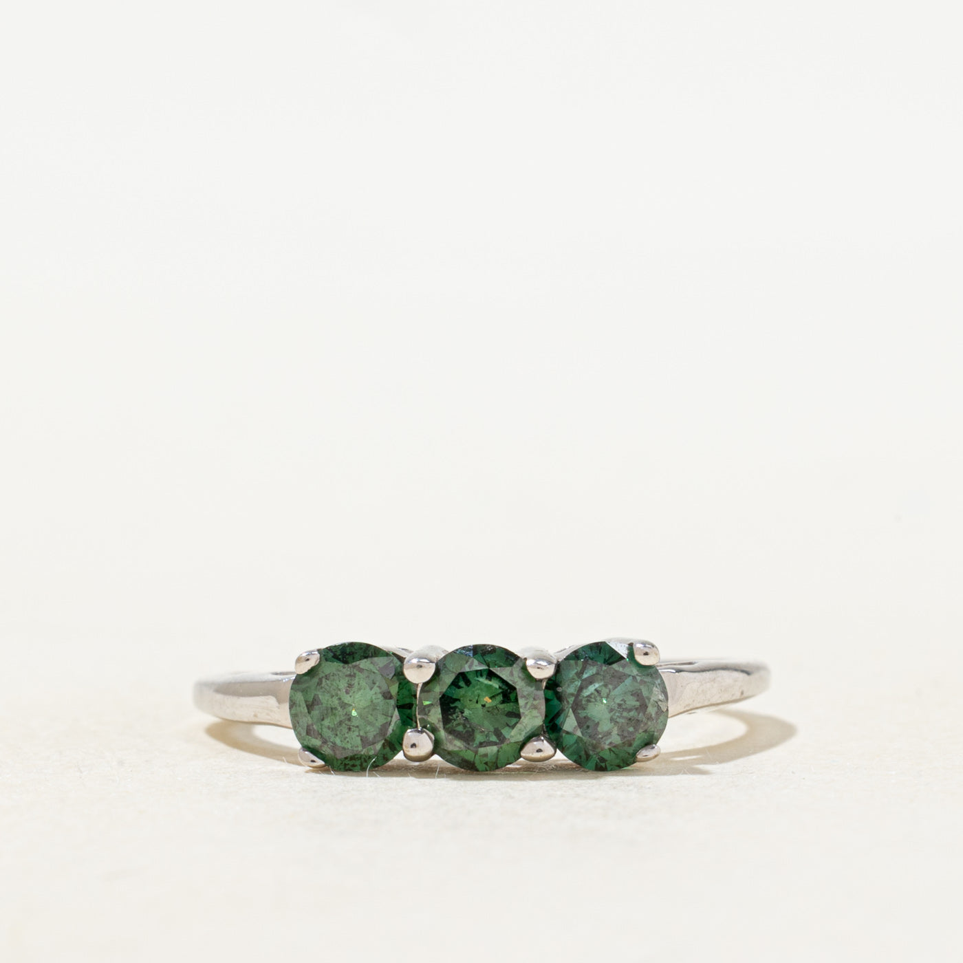 Bague trois diamants verts | 0,85 ct au total | Taille 7,25