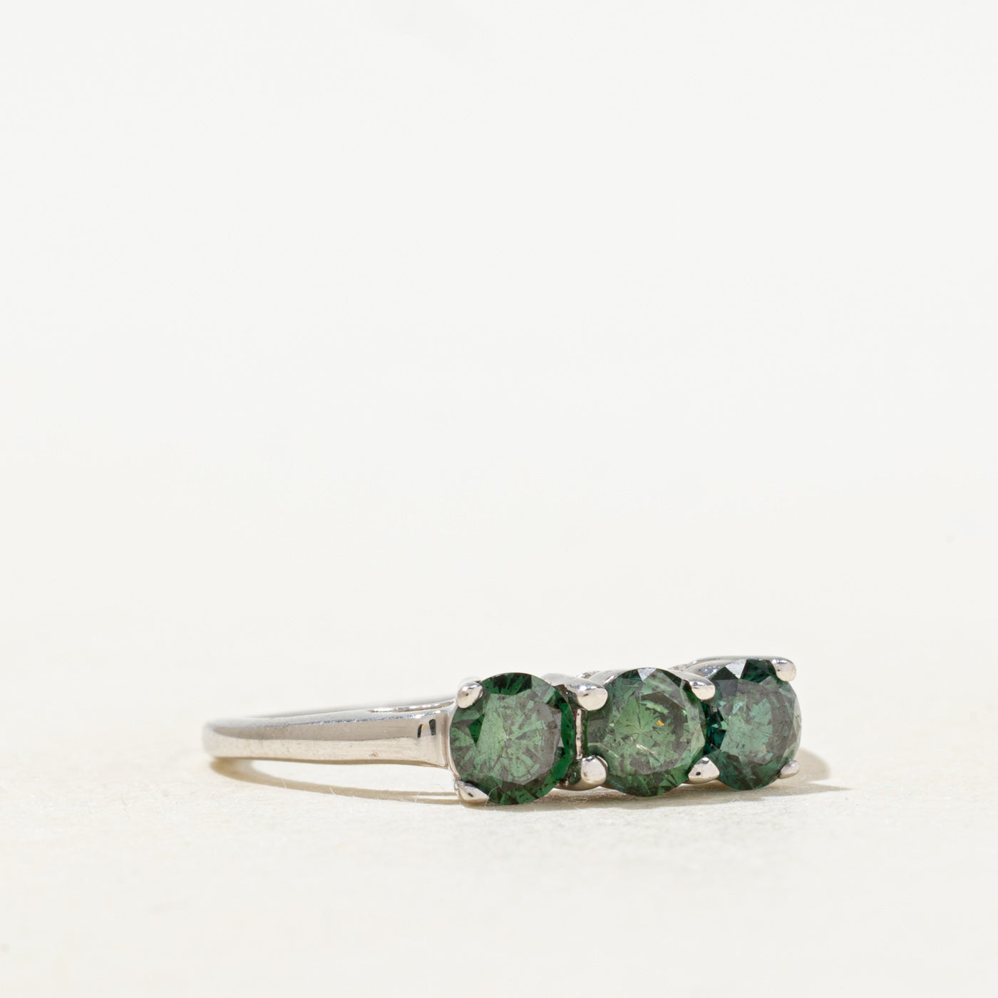 Bague trois diamants verts | 0,85 ct au total | Taille 7,25