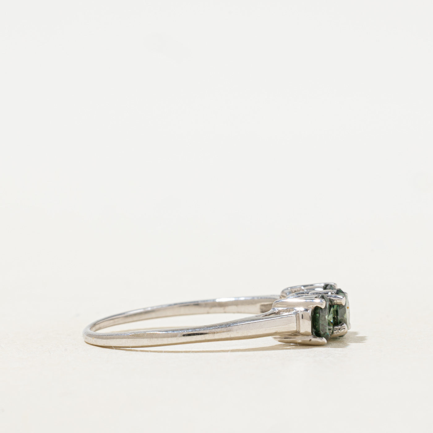 Bague trois diamants verts | 0,85 ct au total | Taille 7,25