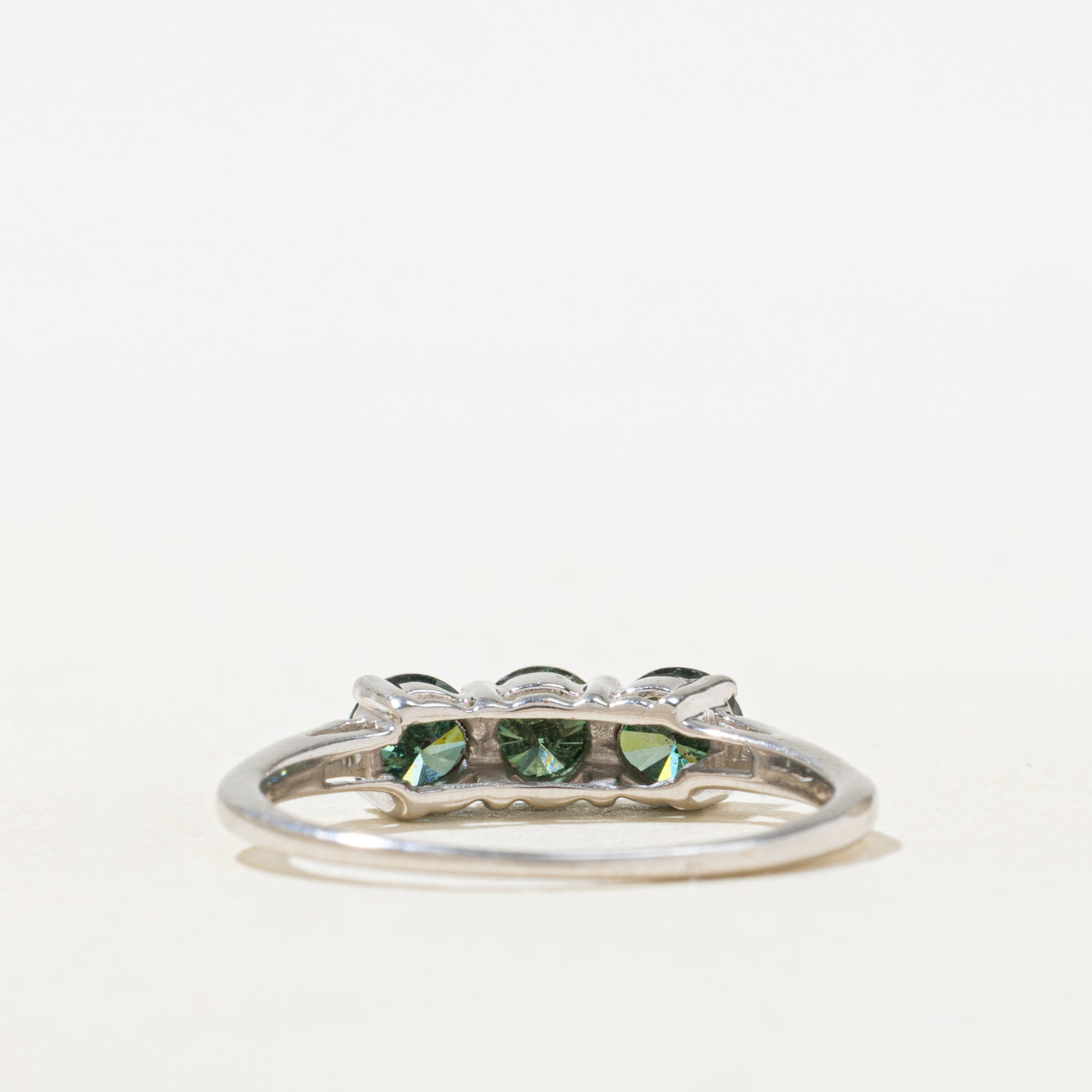 Bague trois diamants verts | 0,85 ct au total | Taille 7,25