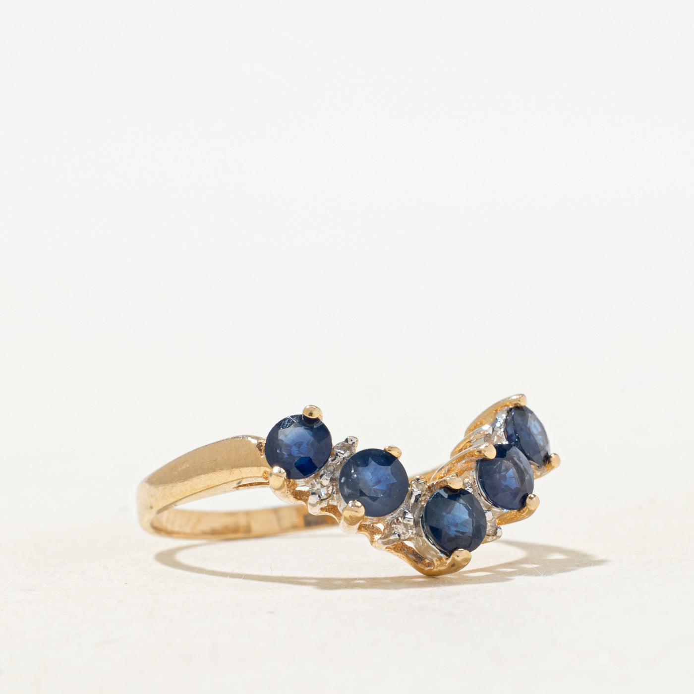 Bague chevron cinq pierres saphir et diamants | 0,04 ct x 0,04 ct | Taille 6,5