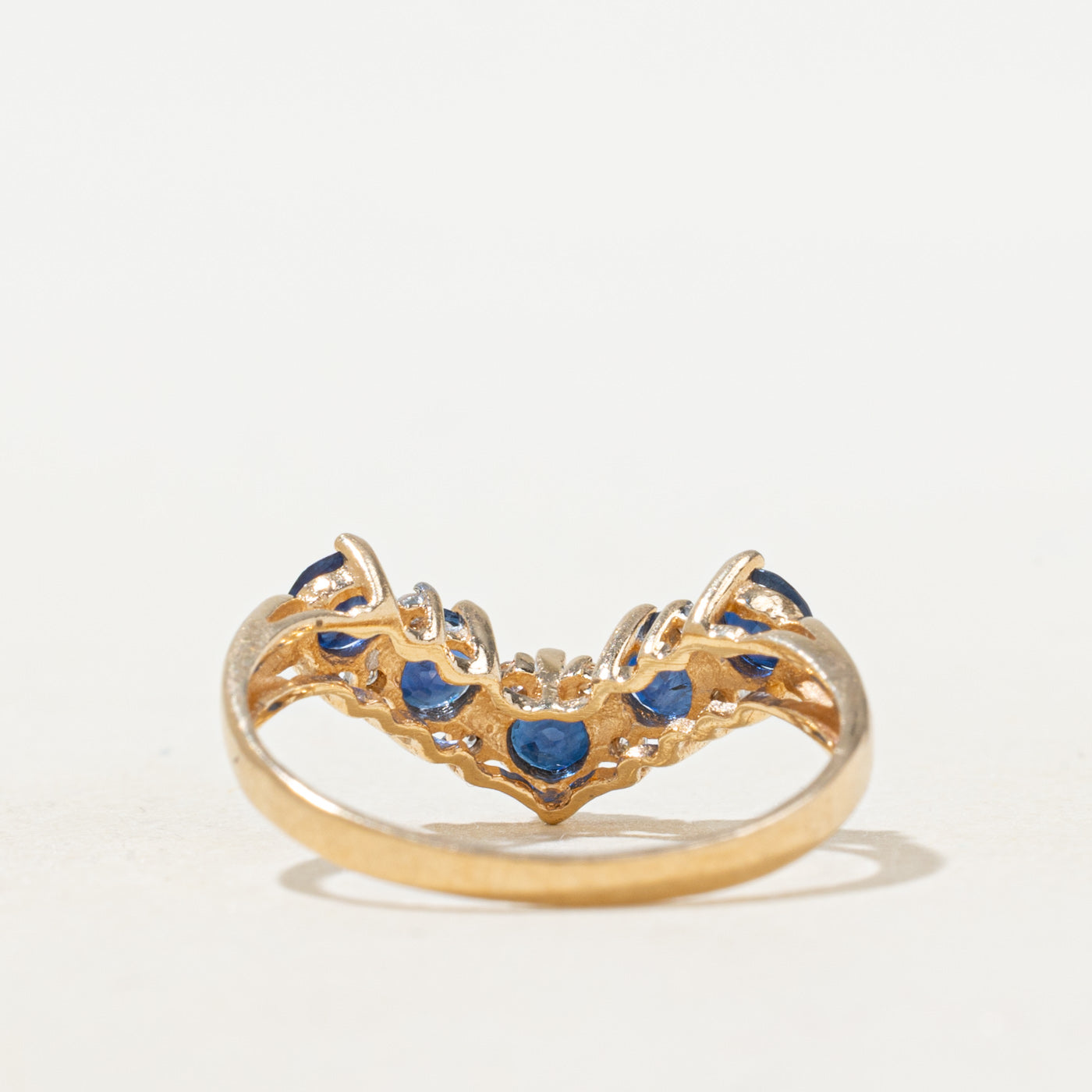 Bague chevron cinq pierres saphir et diamants | 0,04 ct x 0,04 ct | Taille 6,5