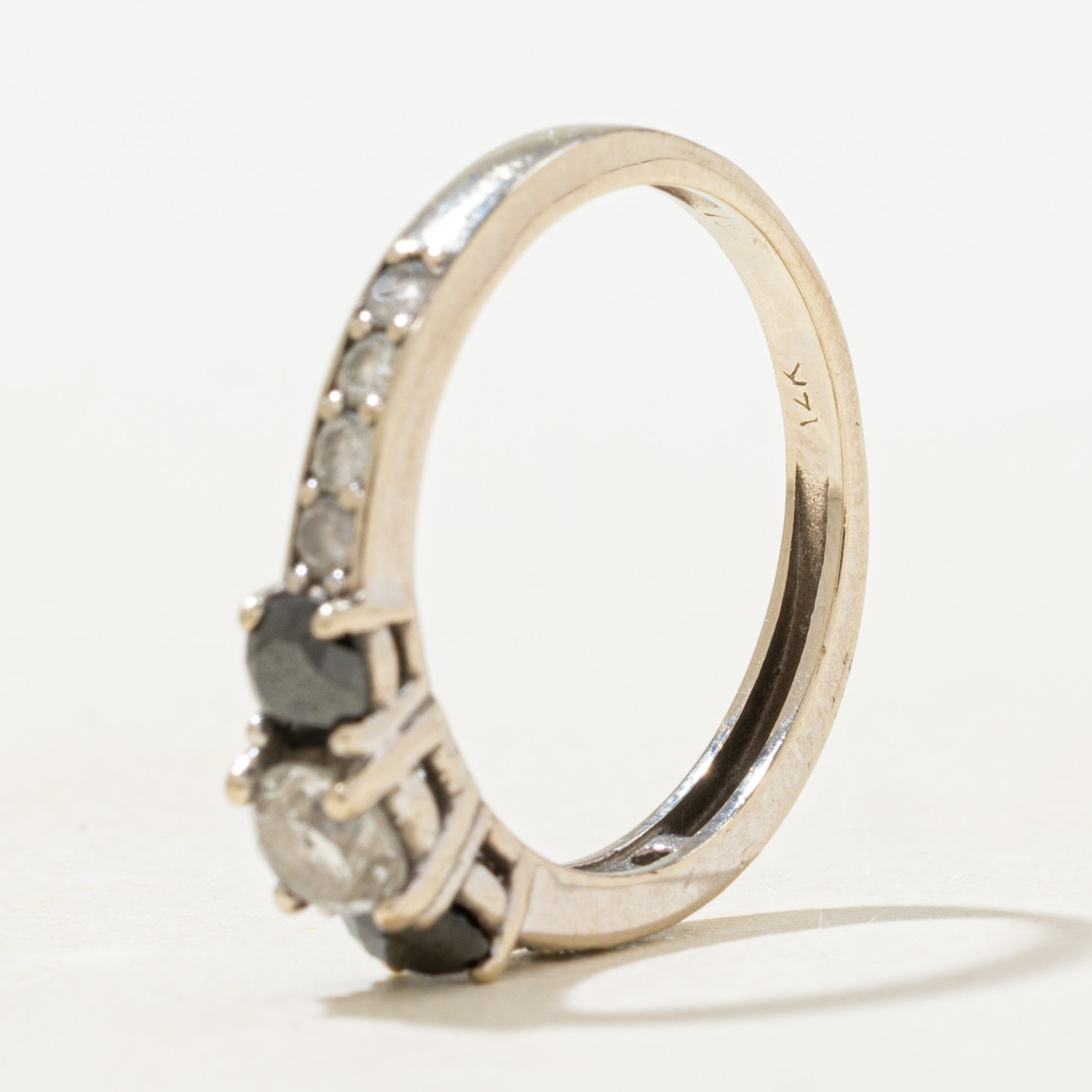 Bague trois pierres ornée de diamants noirs et blancs | 0,76 ct | Taille 5,75