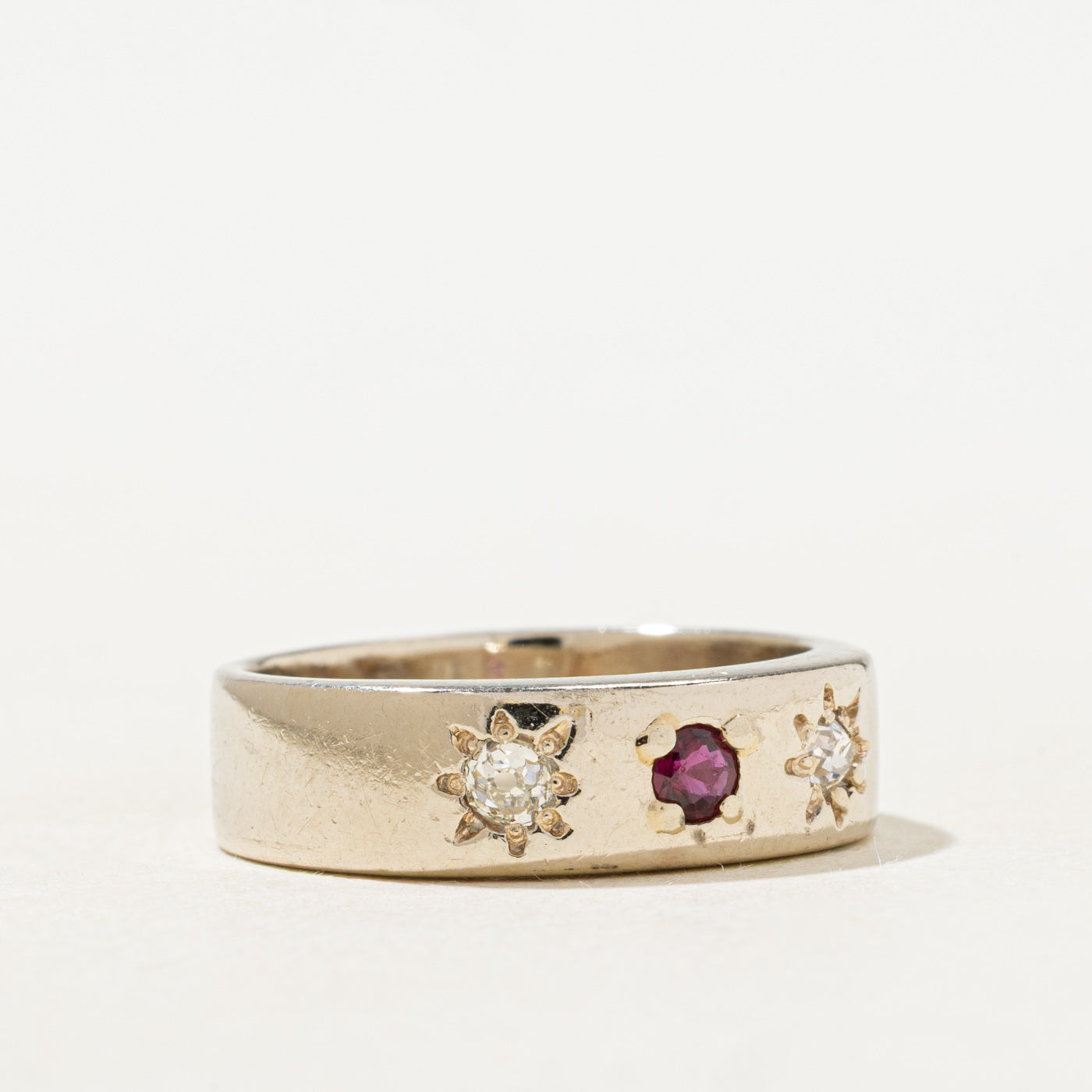 Bague sertie de diamants taille ancienne européenne et de rubis | 0,44 ct au total, 0,08 ct | 5,85 mm | Taille 7,25