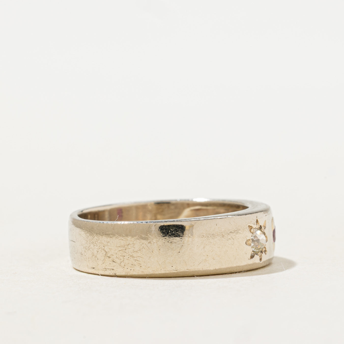 Bague sertie de diamants taille ancienne européenne et de rubis | 0,44 ct au total, 0,08 ct | 5,85 mm | Taille 7,25