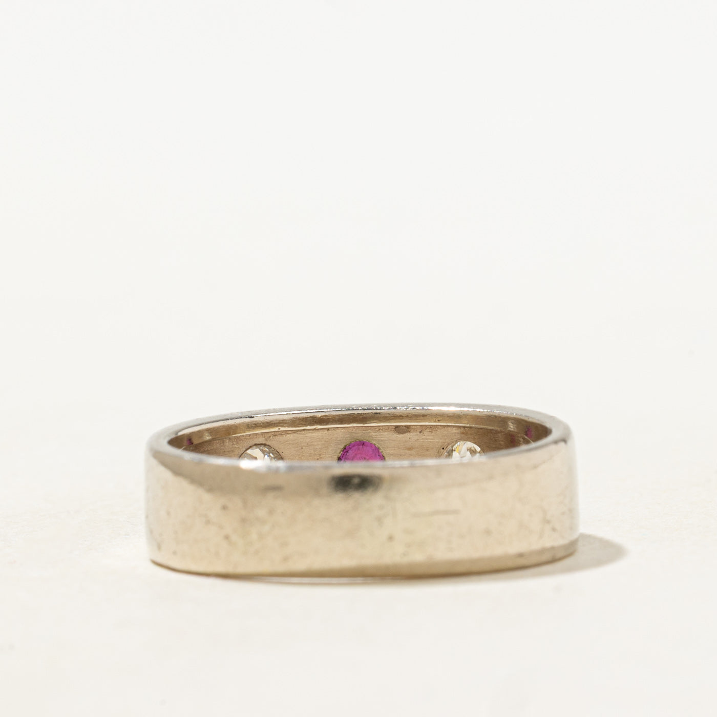 Bague sertie de diamants taille ancienne européenne et de rubis | 0,44 ct au total, 0,08 ct | 5,85 mm | Taille 7,25