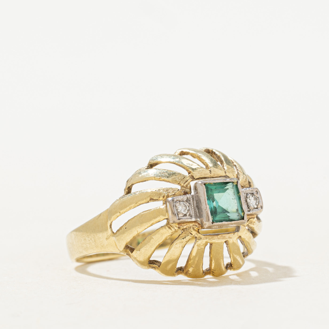 Bague ajourée en forme de dôme, ornée d'émeraudes et de diamants | 0,20 ct, 0,01 ct au total | Taille 6,75