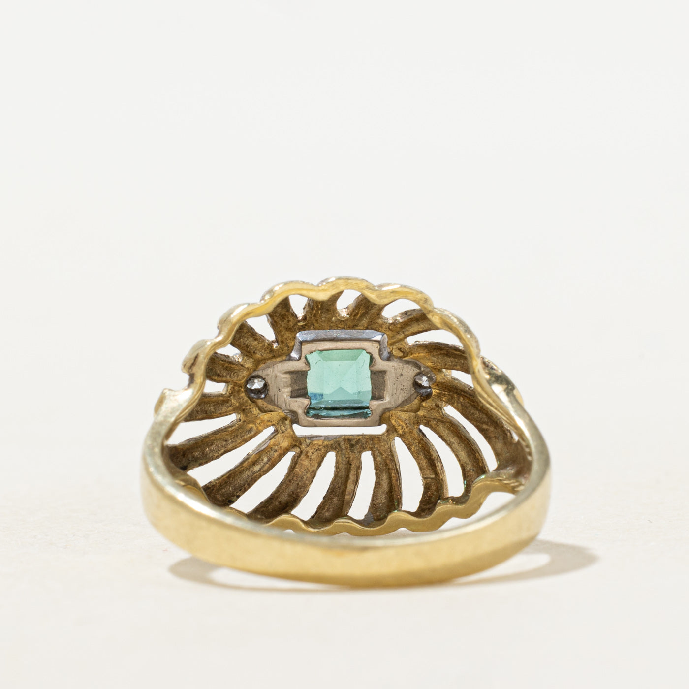 Bague ajourée en forme de dôme, ornée d'émeraudes et de diamants | 0,20 ct, 0,01 ct au total | Taille 6,75