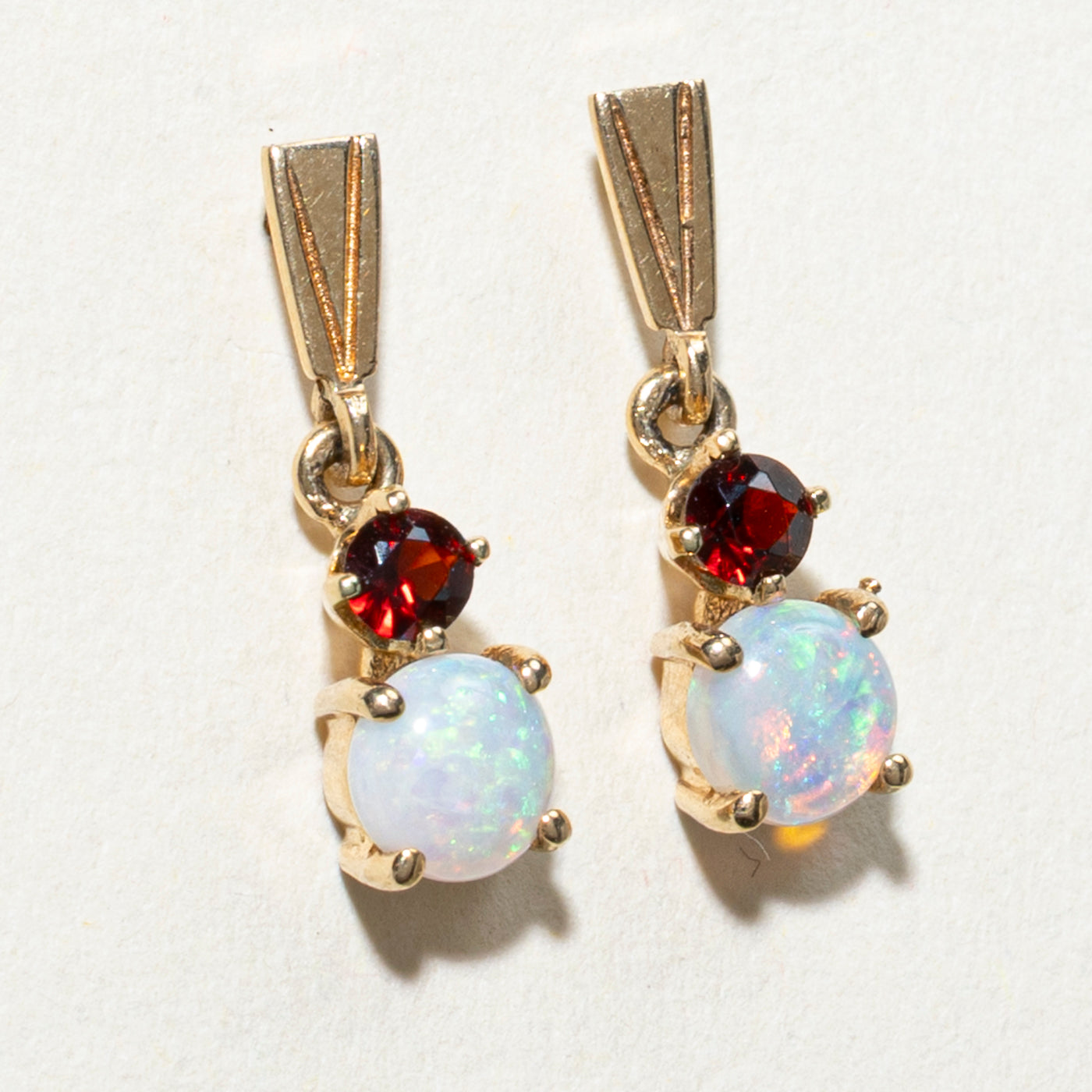 Boucles d'oreilles pendantes en opale et grenat | 1,00 ct