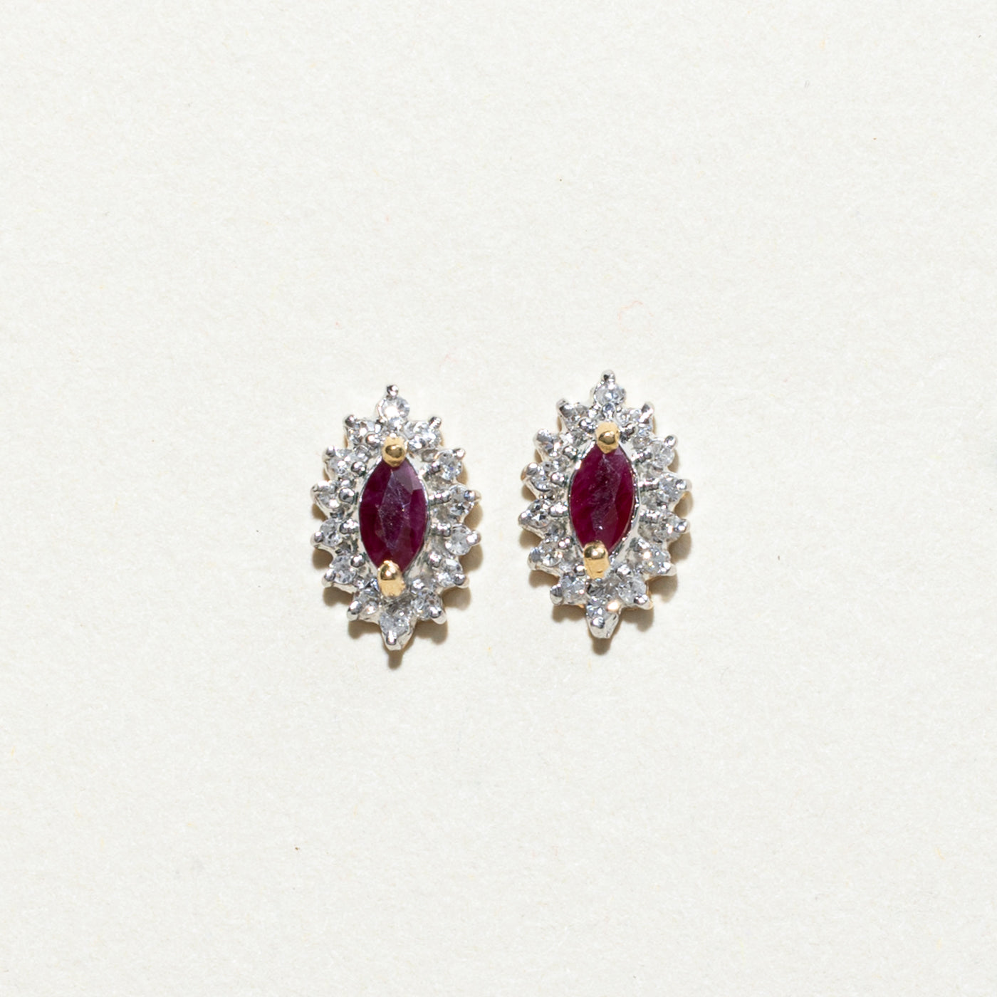 Boucles d'oreilles puces serties de rubis taille marquise et de diamants, avec halo de pétales | 0,16 ct, 0,08 ct