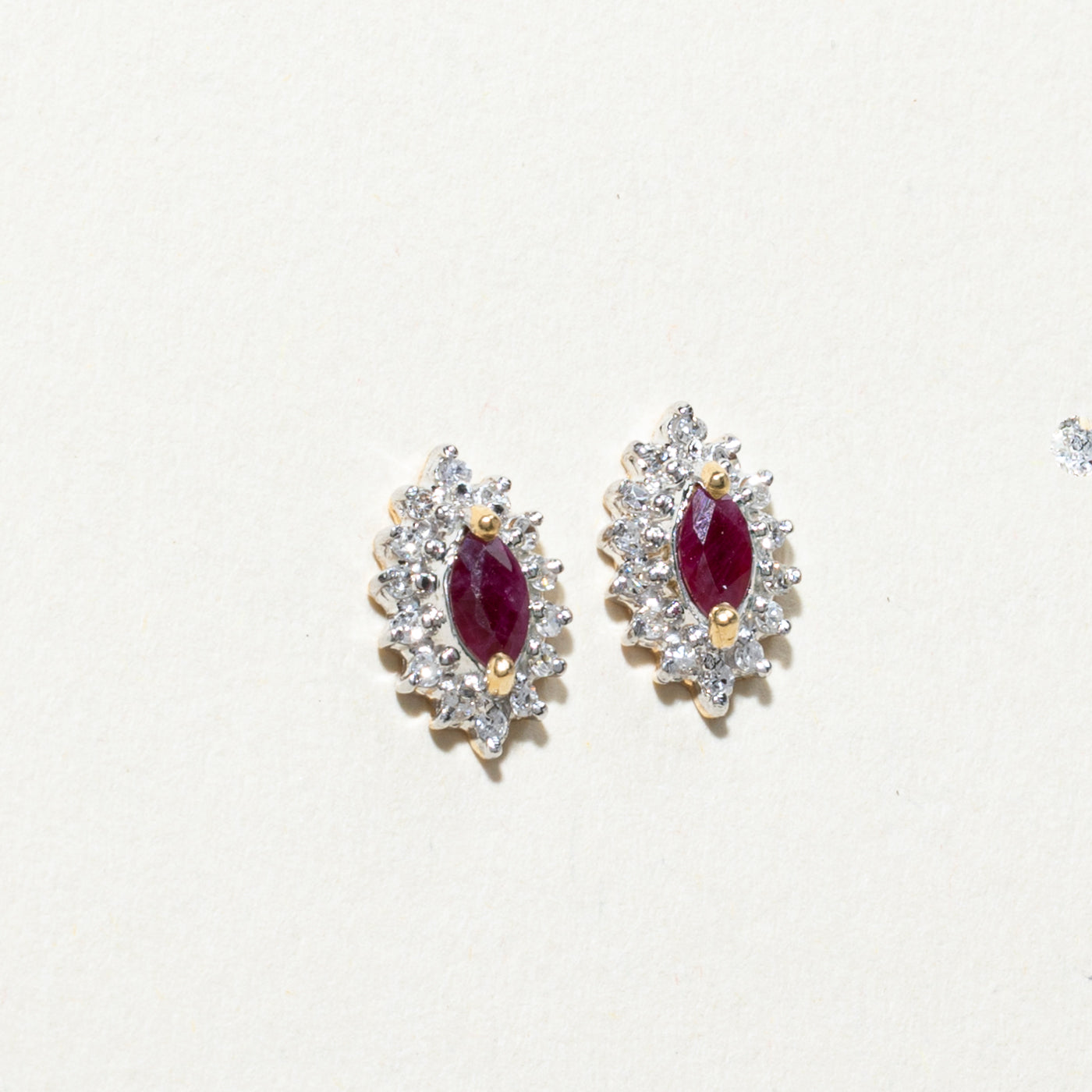 Boucles d'oreilles puces serties de rubis taille marquise et de diamants, avec halo de pétales | 0,16 ct, 0,08 ct