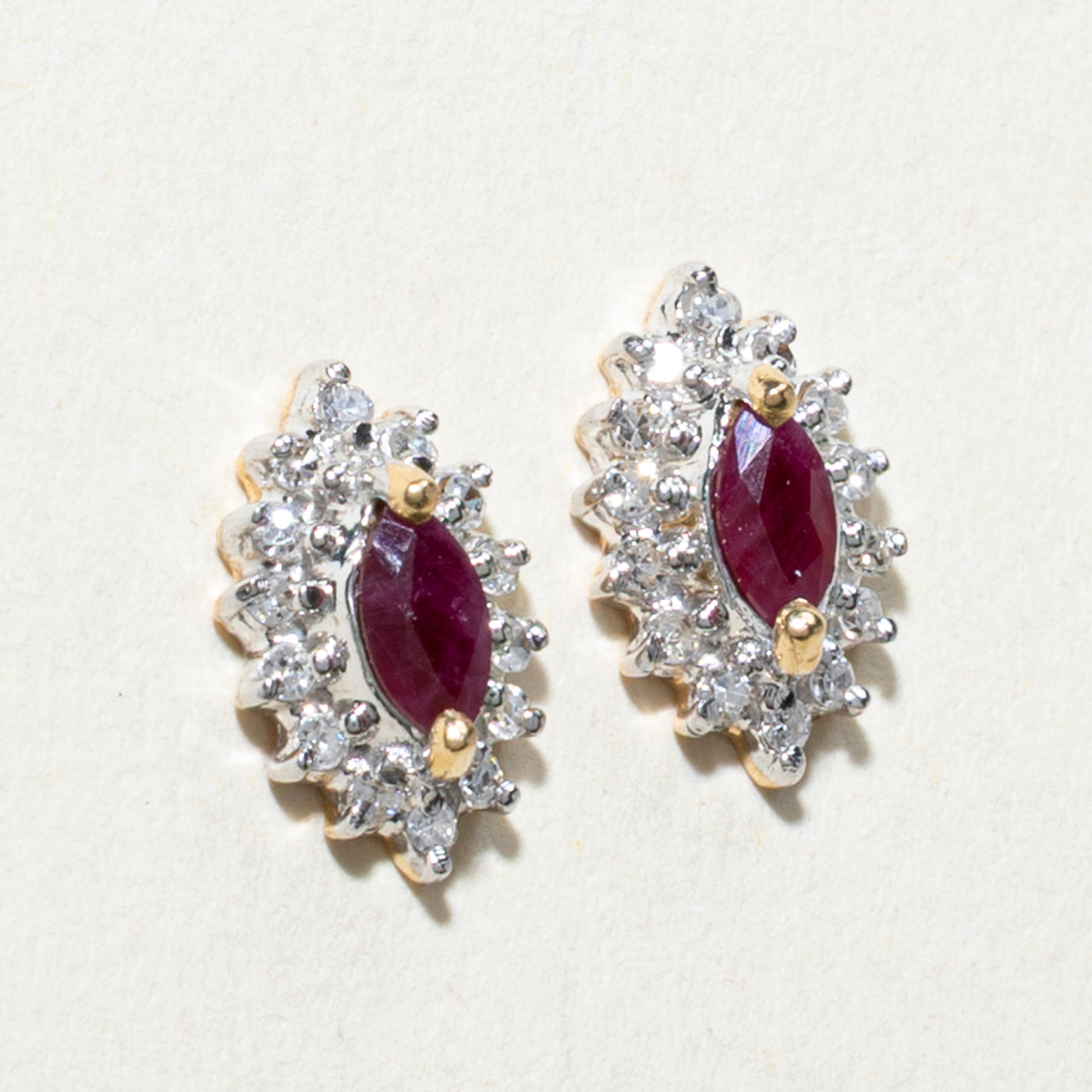 Boucles d'oreilles puces serties de rubis taille marquise et de diamants, avec halo de pétales | 0,16 ct, 0,08 ct