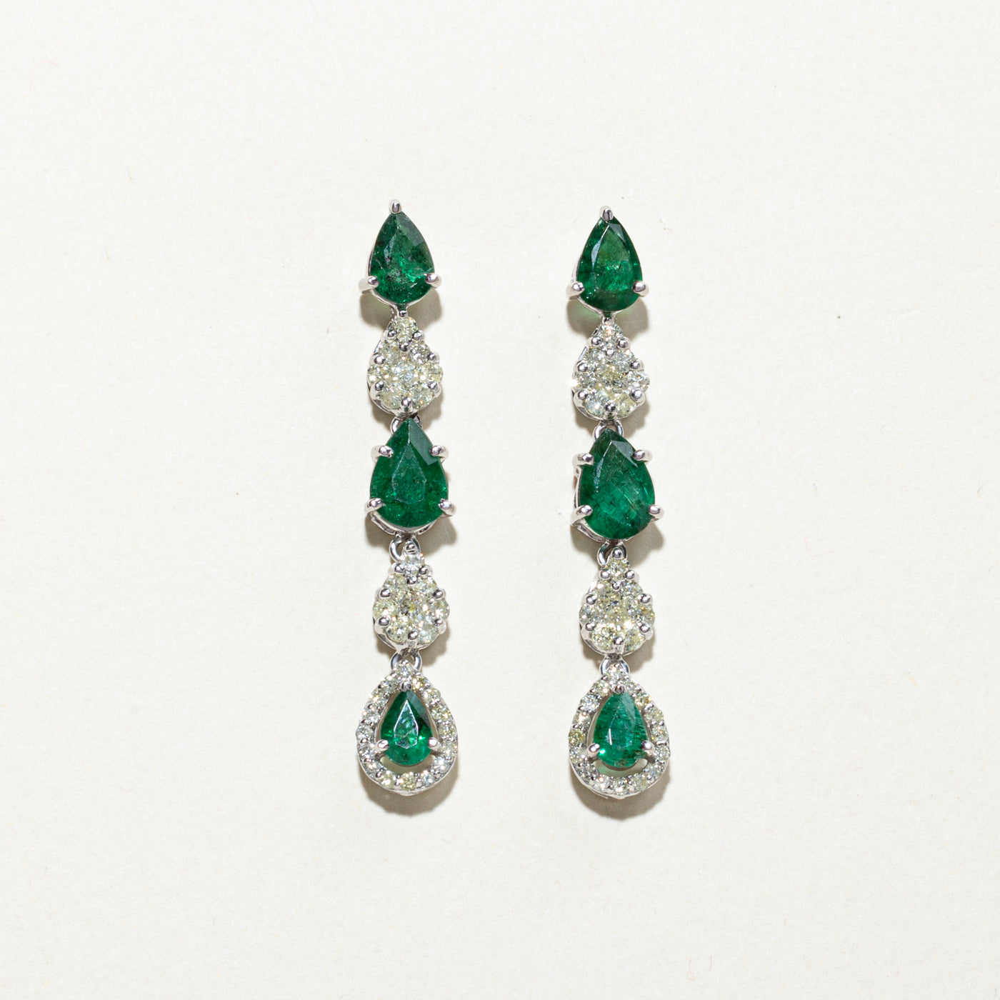 Boucles d'oreilles pendantes en émeraude taille poire et diamants | 2,50 ct, 1,16 ct