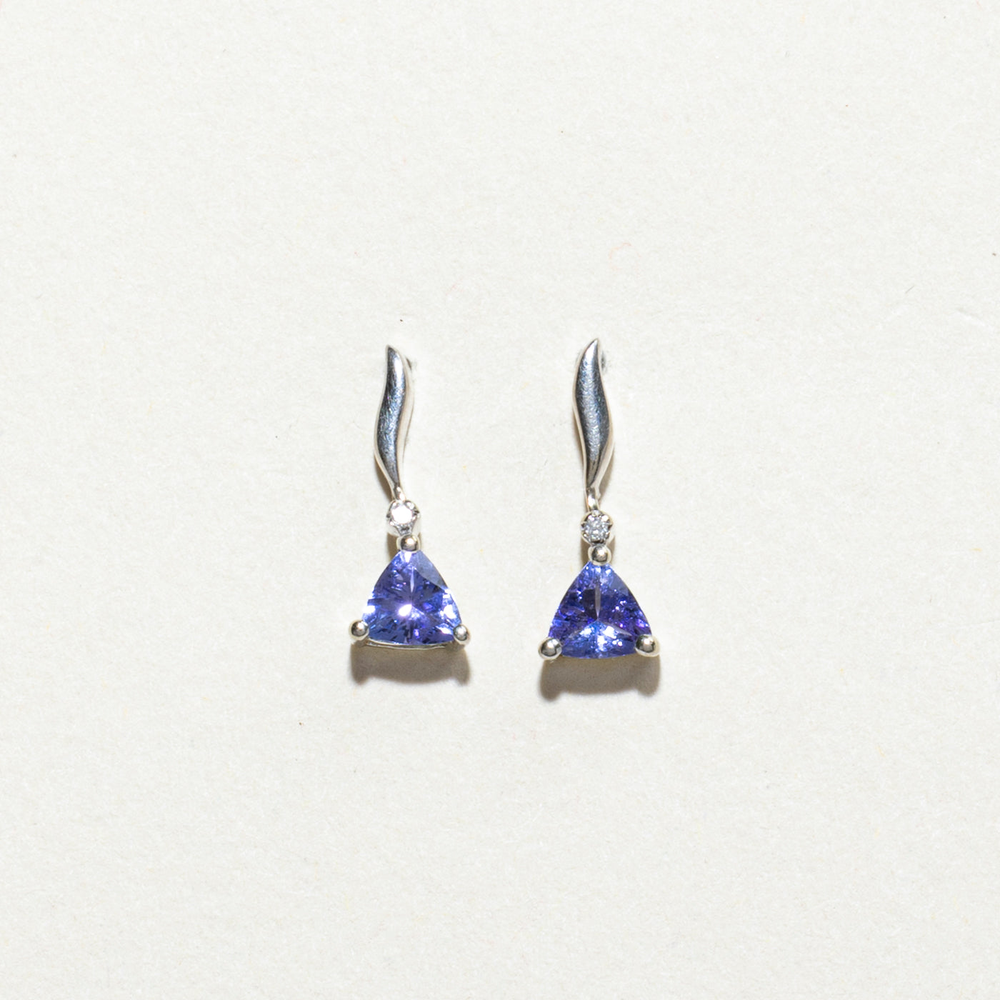 Boucles d'oreilles pendantes en tanzanite taille trillion et diamants | 0,50 ct, 0,01 ct
