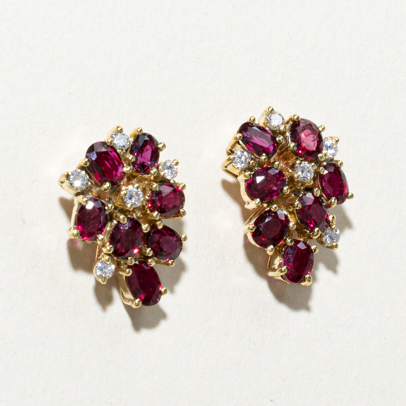 Boucles d'oreilles puces en grenat et diamants, motif floral | 2,38 ct, 0,15 ct