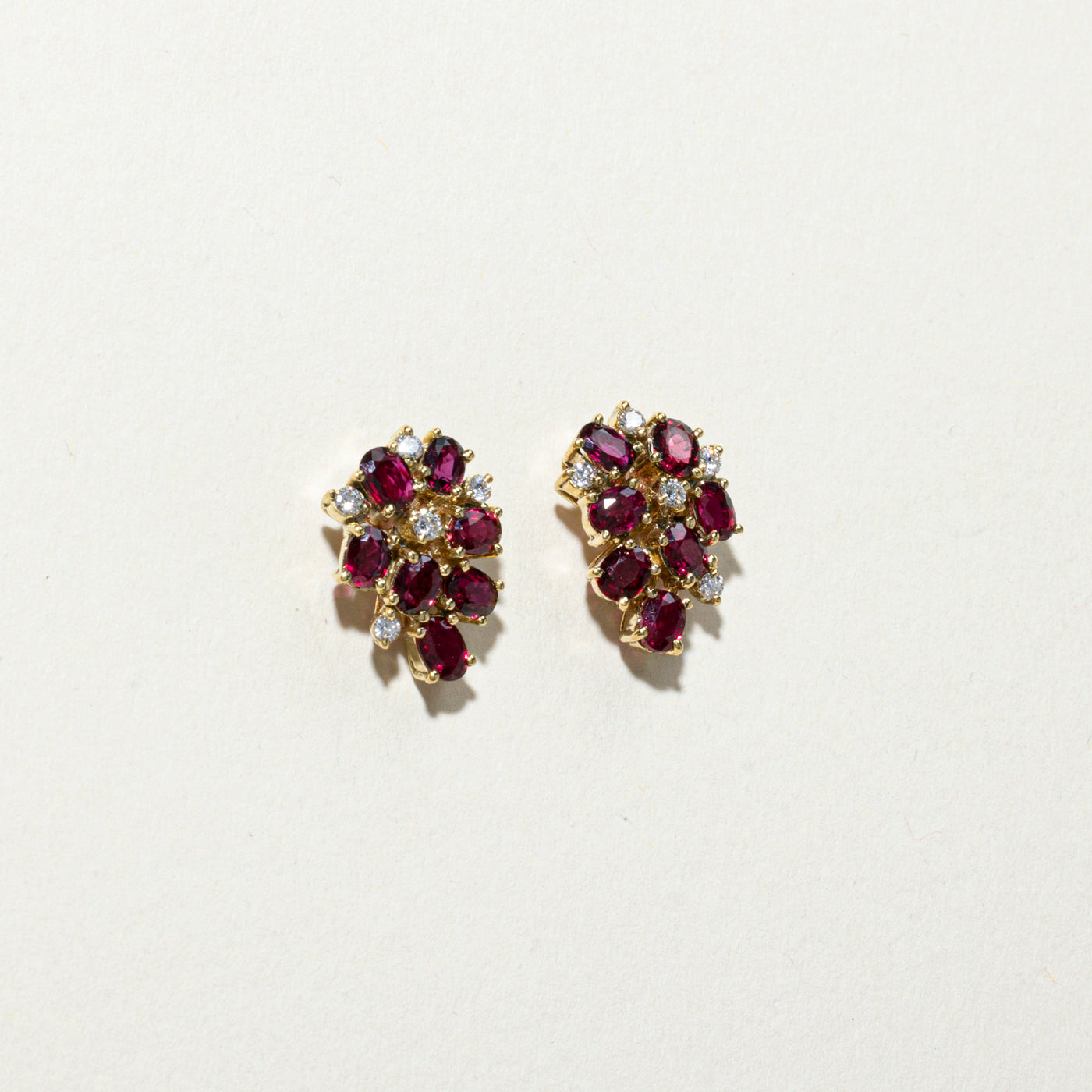 Boucles d'oreilles puces en grenat et diamants, motif floral | 2,38 ct, 0,15 ct