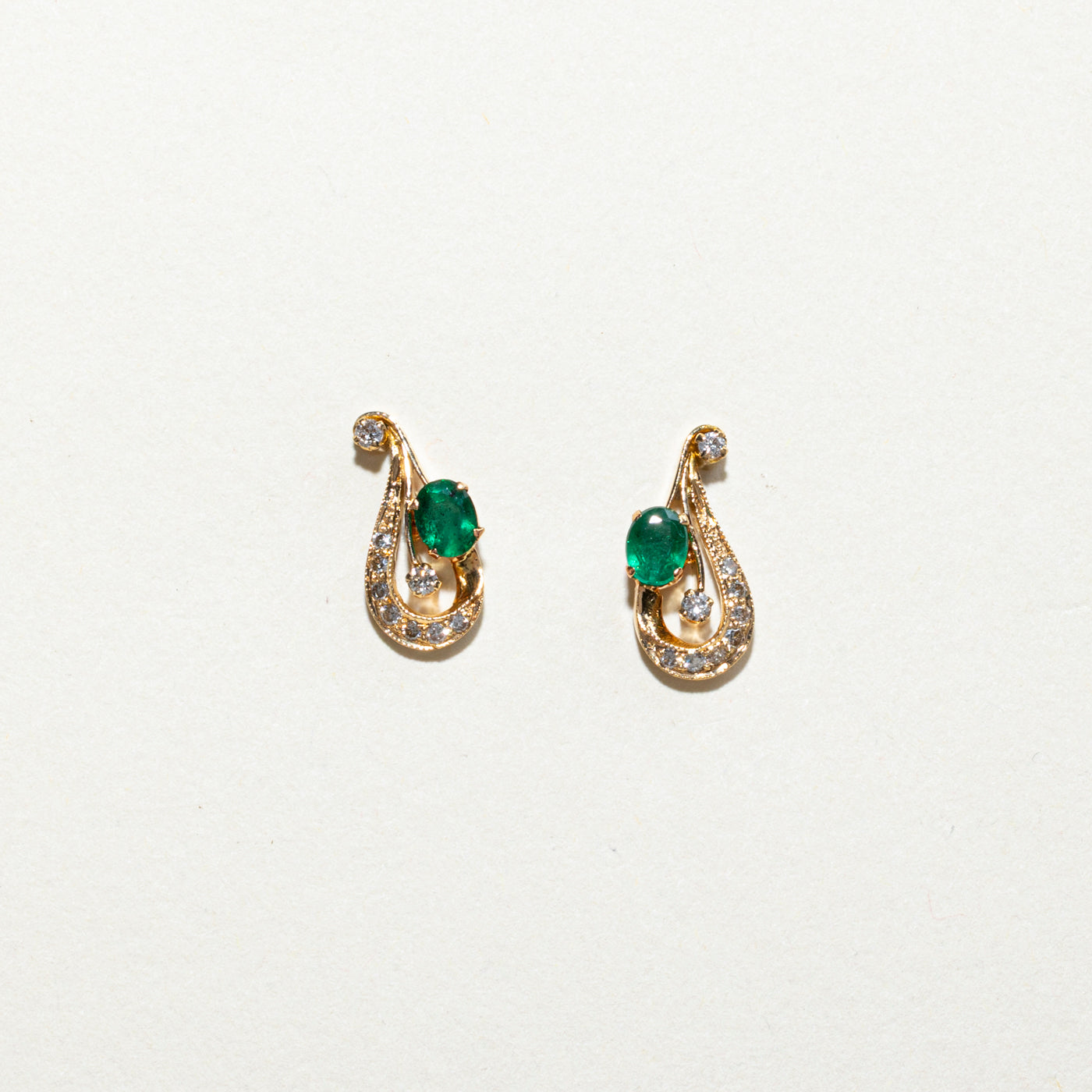 Boucles d'oreilles puces en forme de poire, ornées d'émeraudes et de diamants | 0,50 ct et 0,12 ct