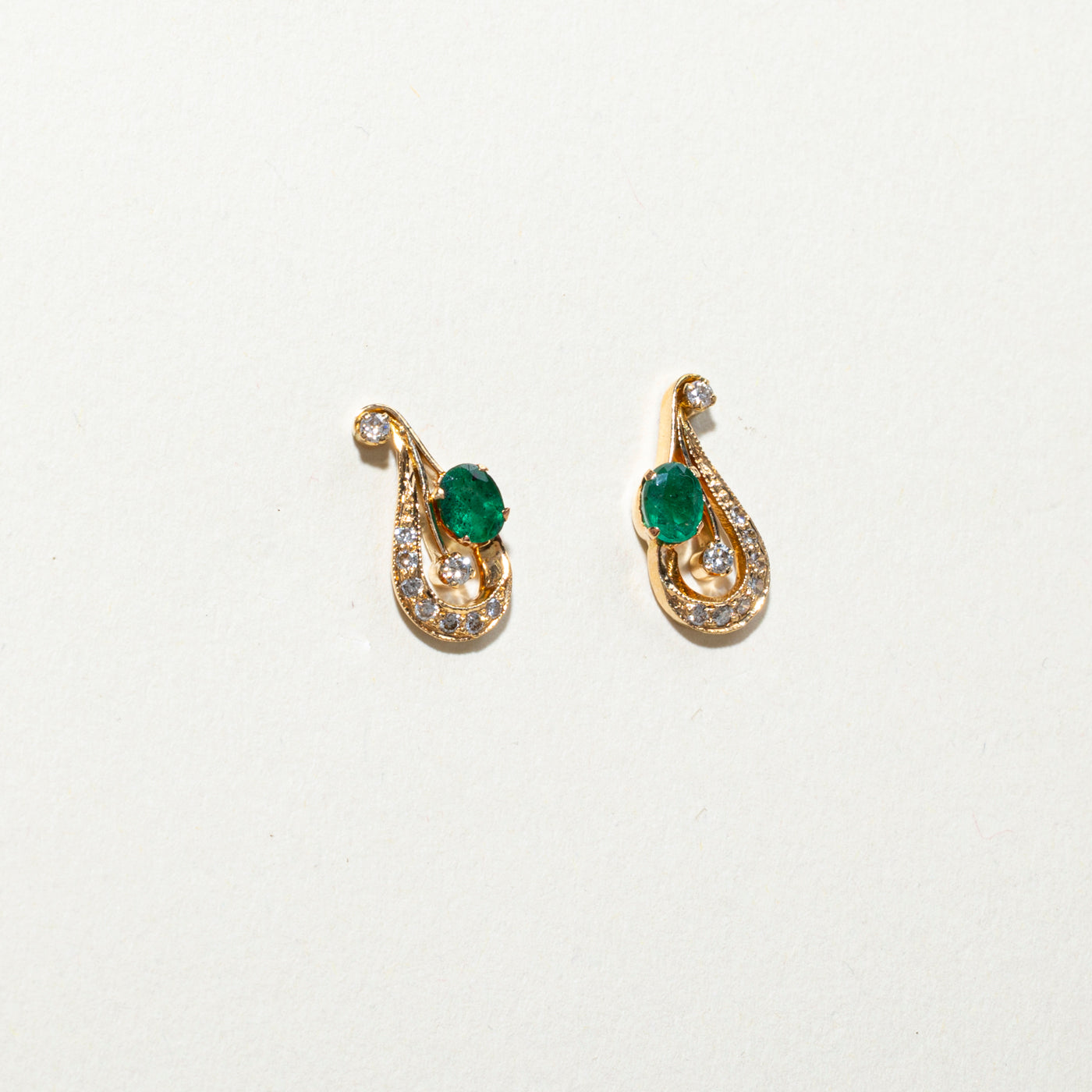 Boucles d'oreilles puces en forme de poire, ornées d'émeraudes et de diamants | 0,50 ct et 0,12 ct