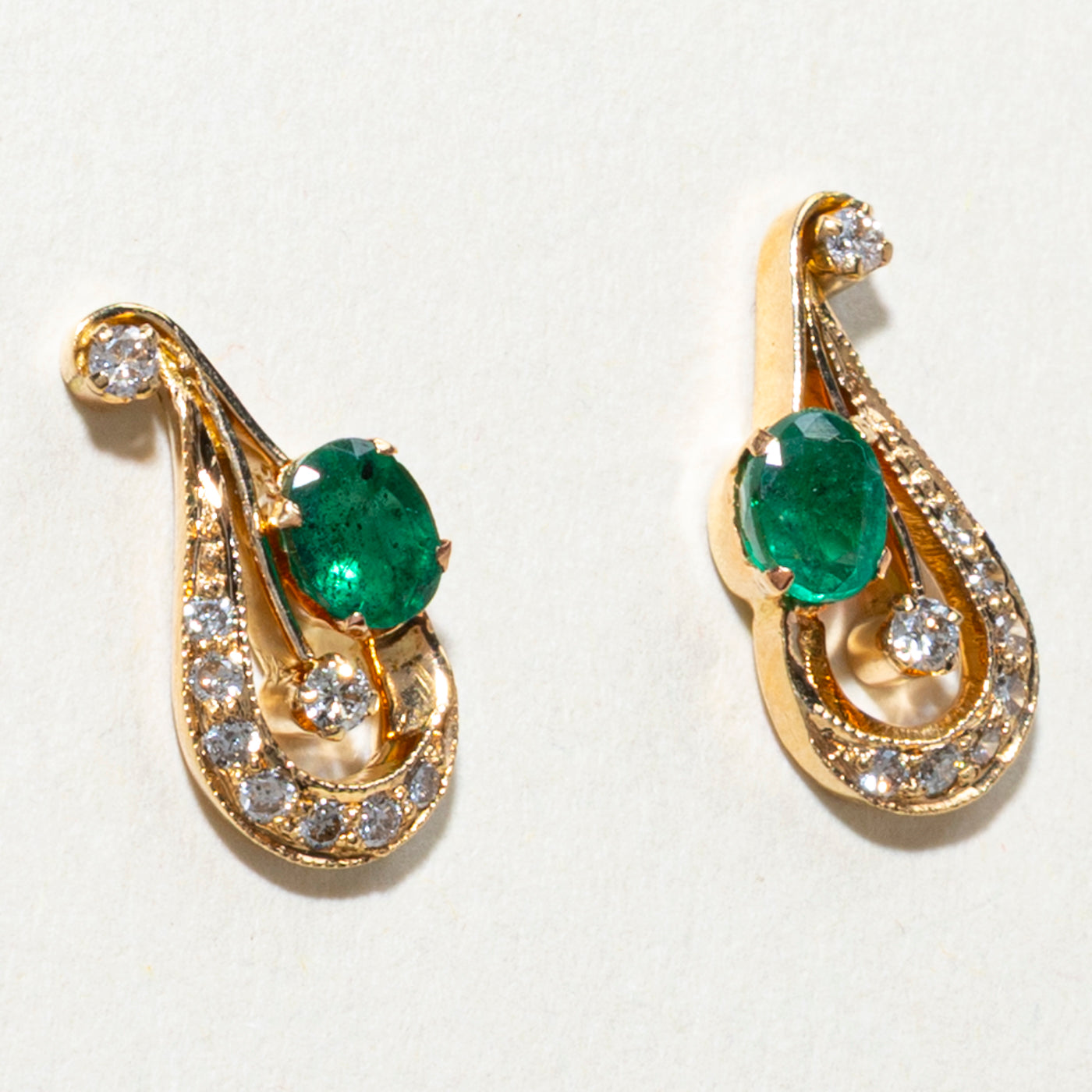 Boucles d'oreilles puces en forme de poire, ornées d'émeraudes et de diamants | 0,50 ct et 0,12 ct