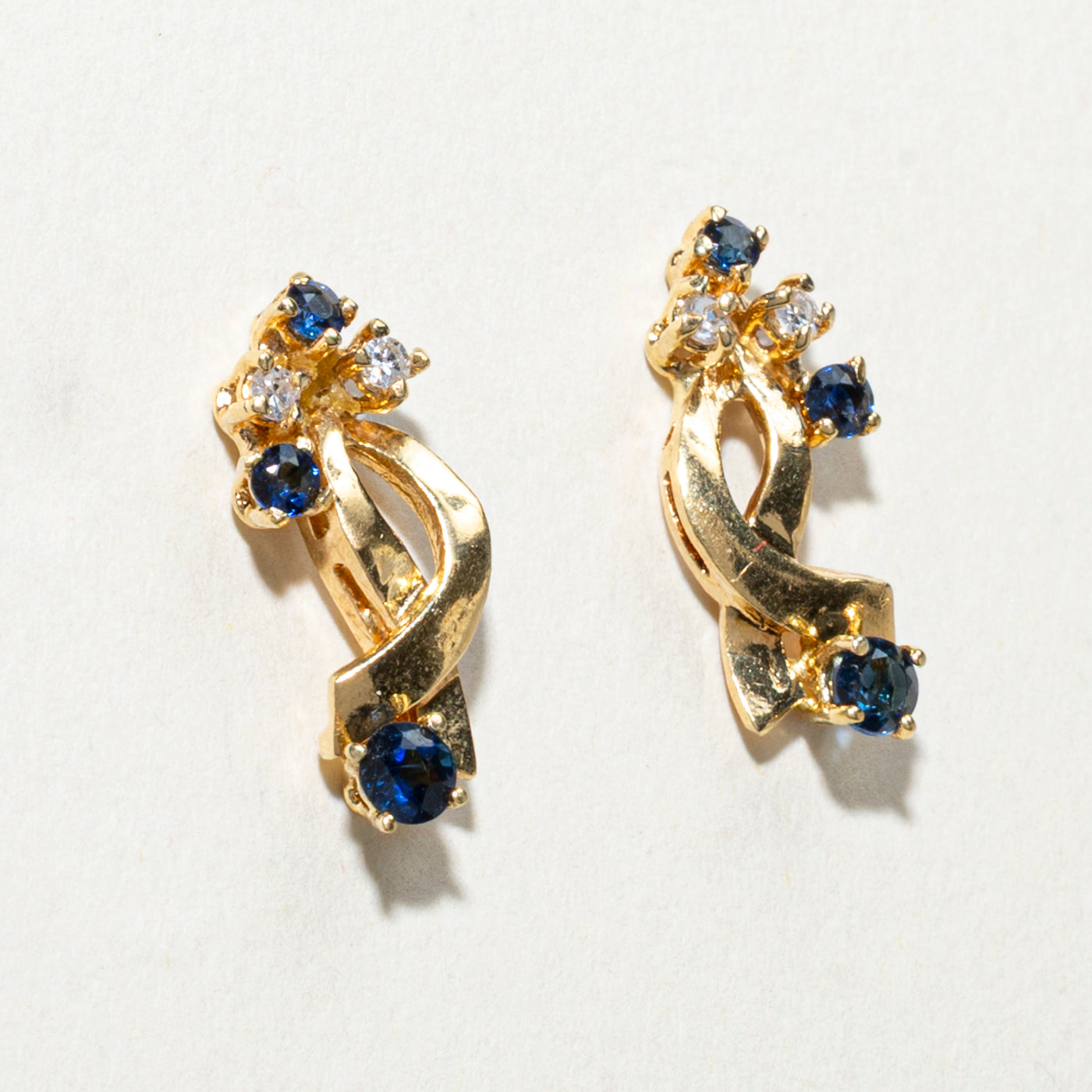 Boucles d'oreilles puces torsadées en saphirs et diamants dispersés | 0,40 ct, 0,04 ct