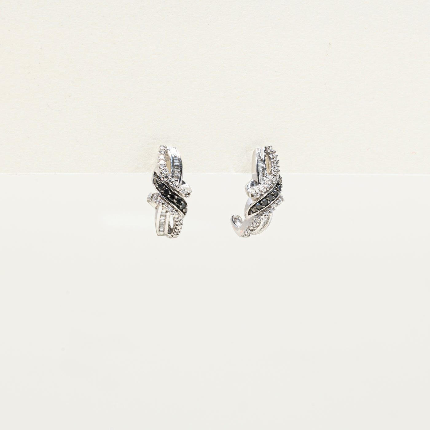 Boucles d'oreilles demi-croix en diamants noirs et blancs | 0,50 ct