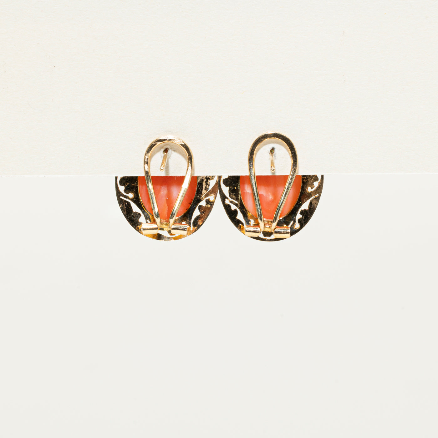 Boucles d'oreilles puces en corail texturé cabochon ovale | 11,40 ct
