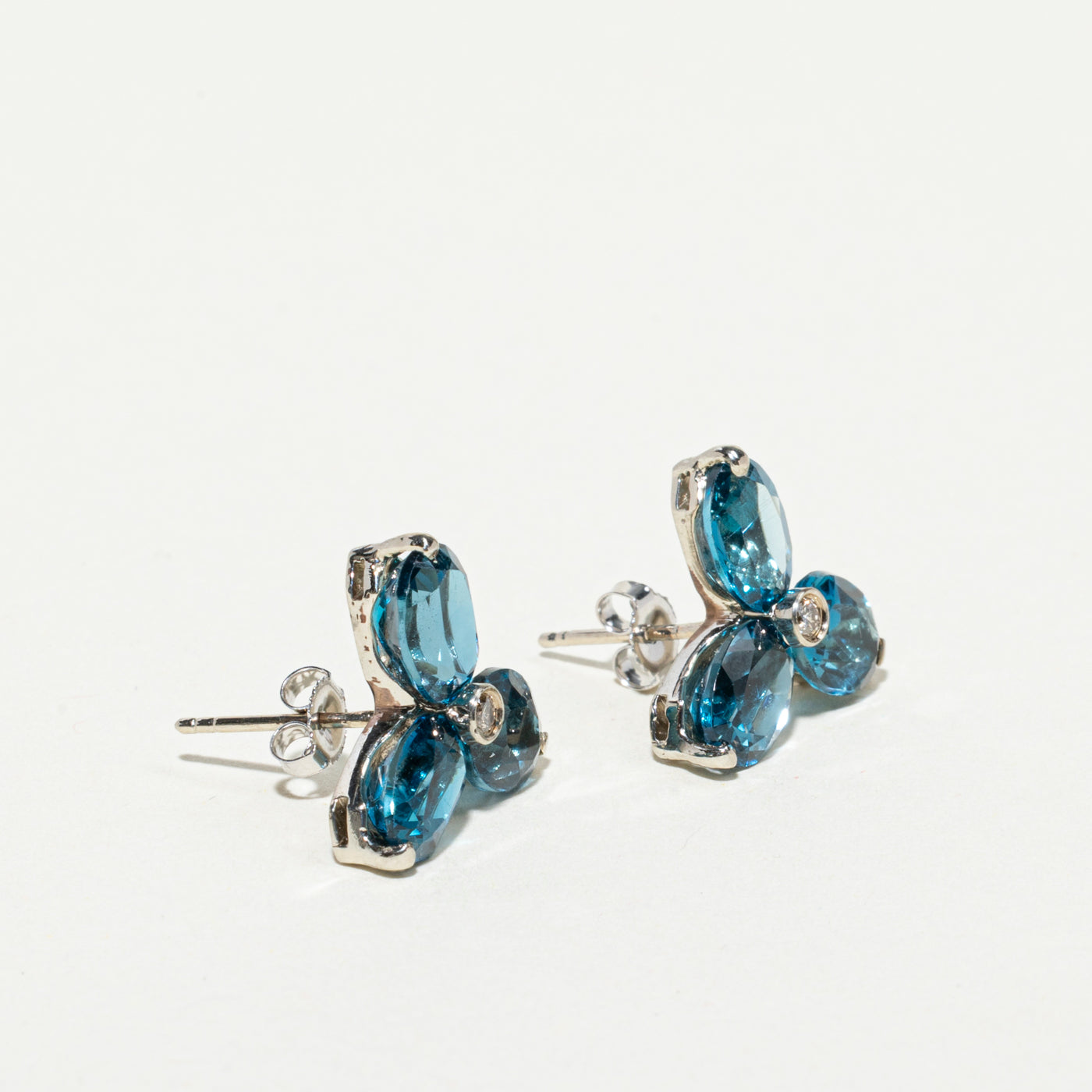 Boucles d'oreilles puces en topaze bleue et diamants, motif floral | 6,00 ct, 0,04 ct