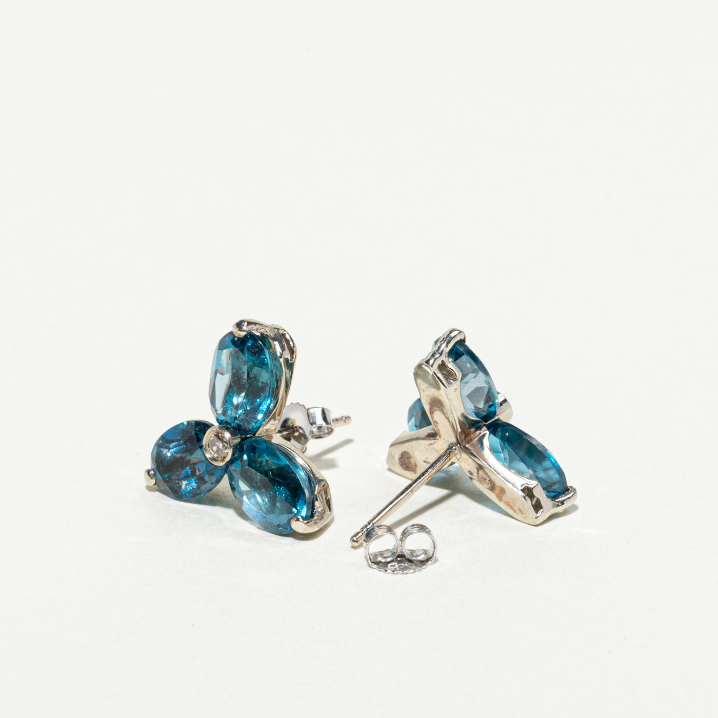 Boucles d'oreilles puces en topaze bleue et diamants, motif floral | 6,00 ct, 0,04 ct