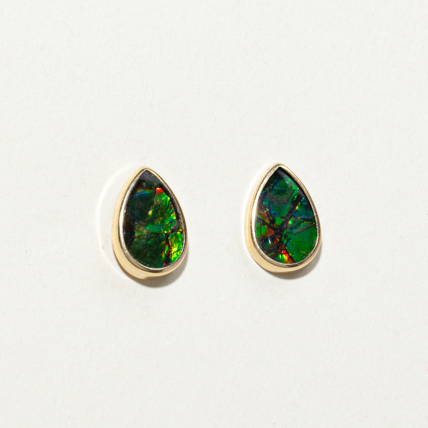 Boucles d'oreilles puces en ammolite taille poire sertie clos | 1,20 ct