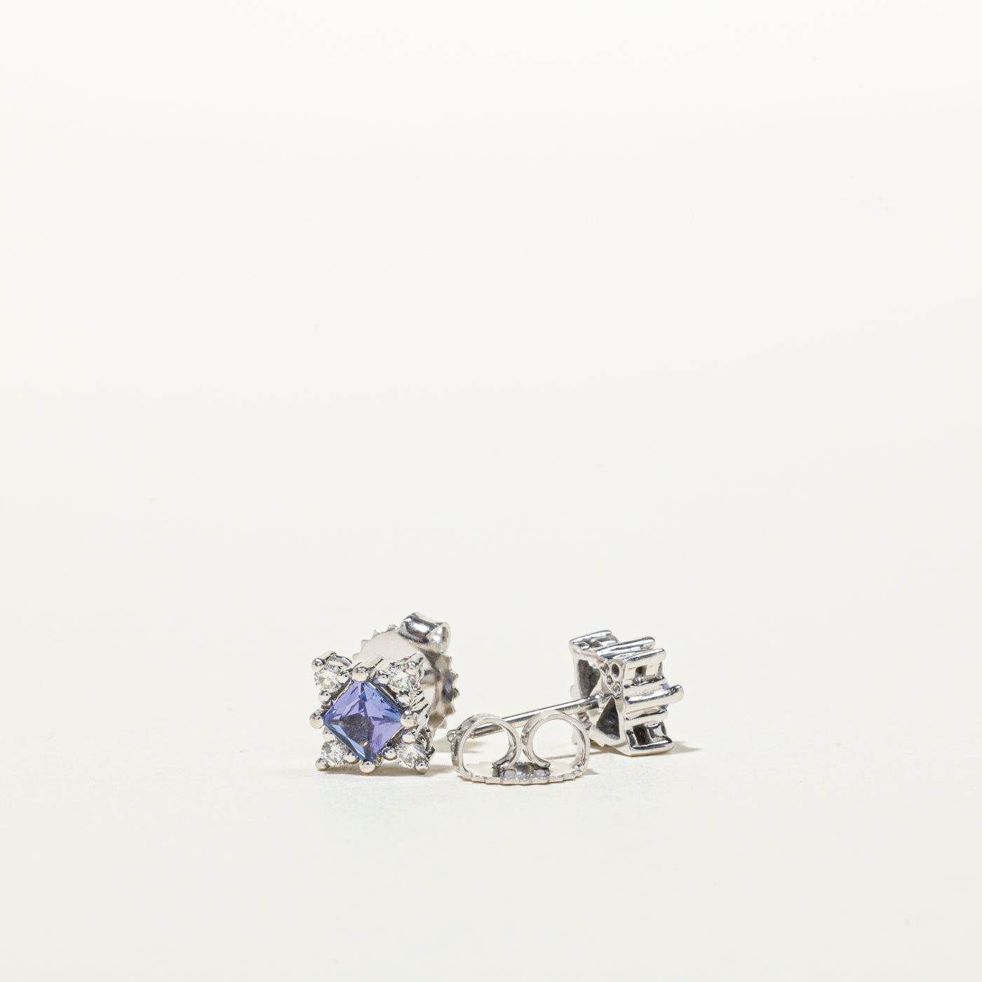 Boucles d'oreilles puces en tanzanite et diamants sertis halo | 0,44 ct, 0,05 ct