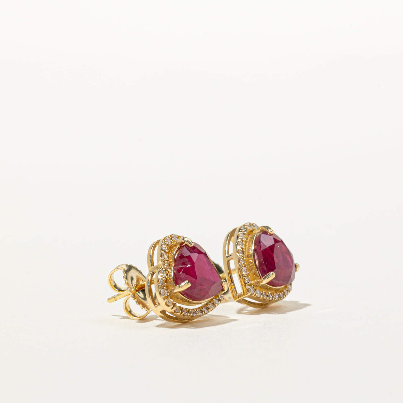Boucles d'oreilles puces serties d'un halo de rubis taille cœur et de diamants | 3,40 ct, 0,24 ct