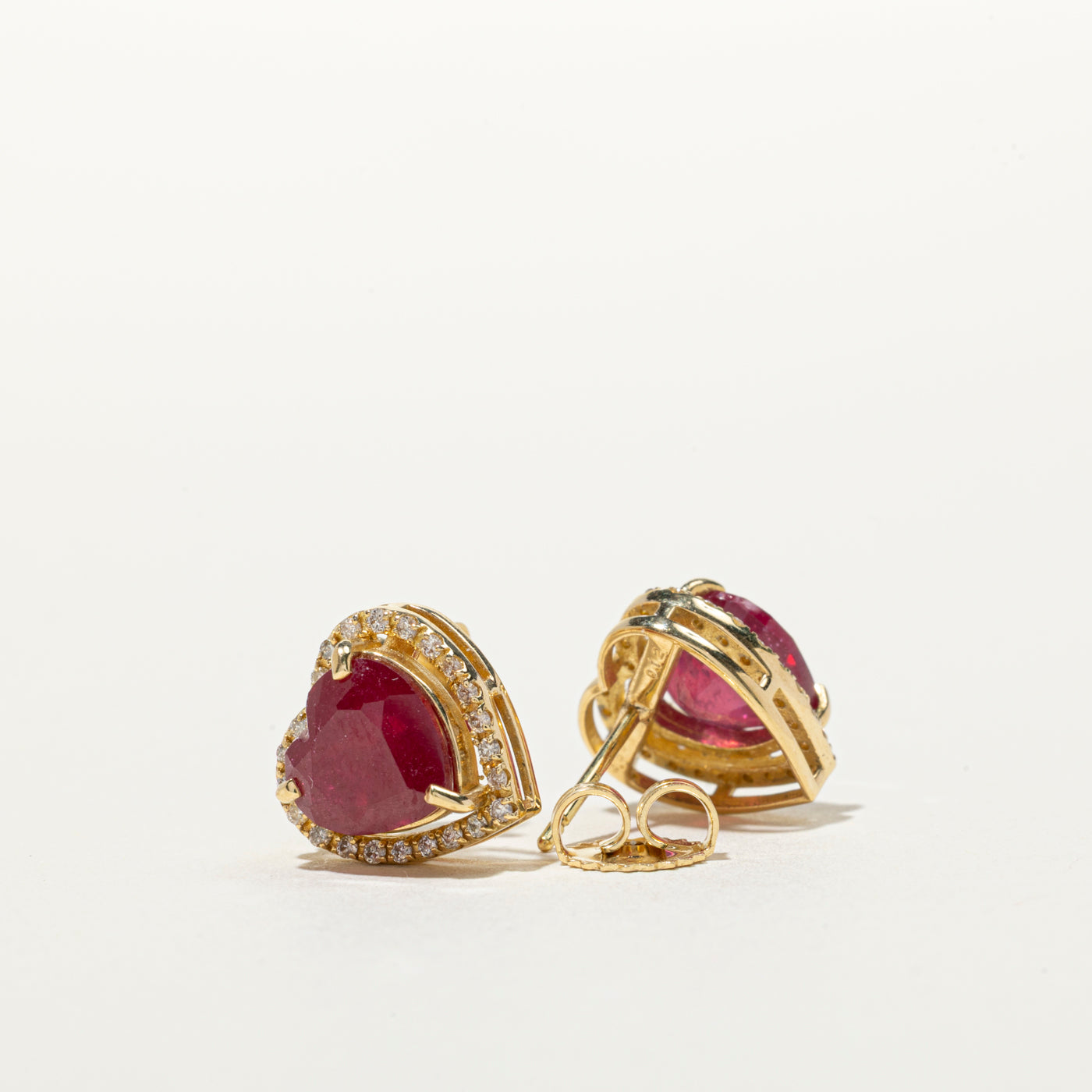 Boucles d'oreilles puces serties d'un halo de rubis taille cœur et de diamants | 3,40 ct, 0,24 ct