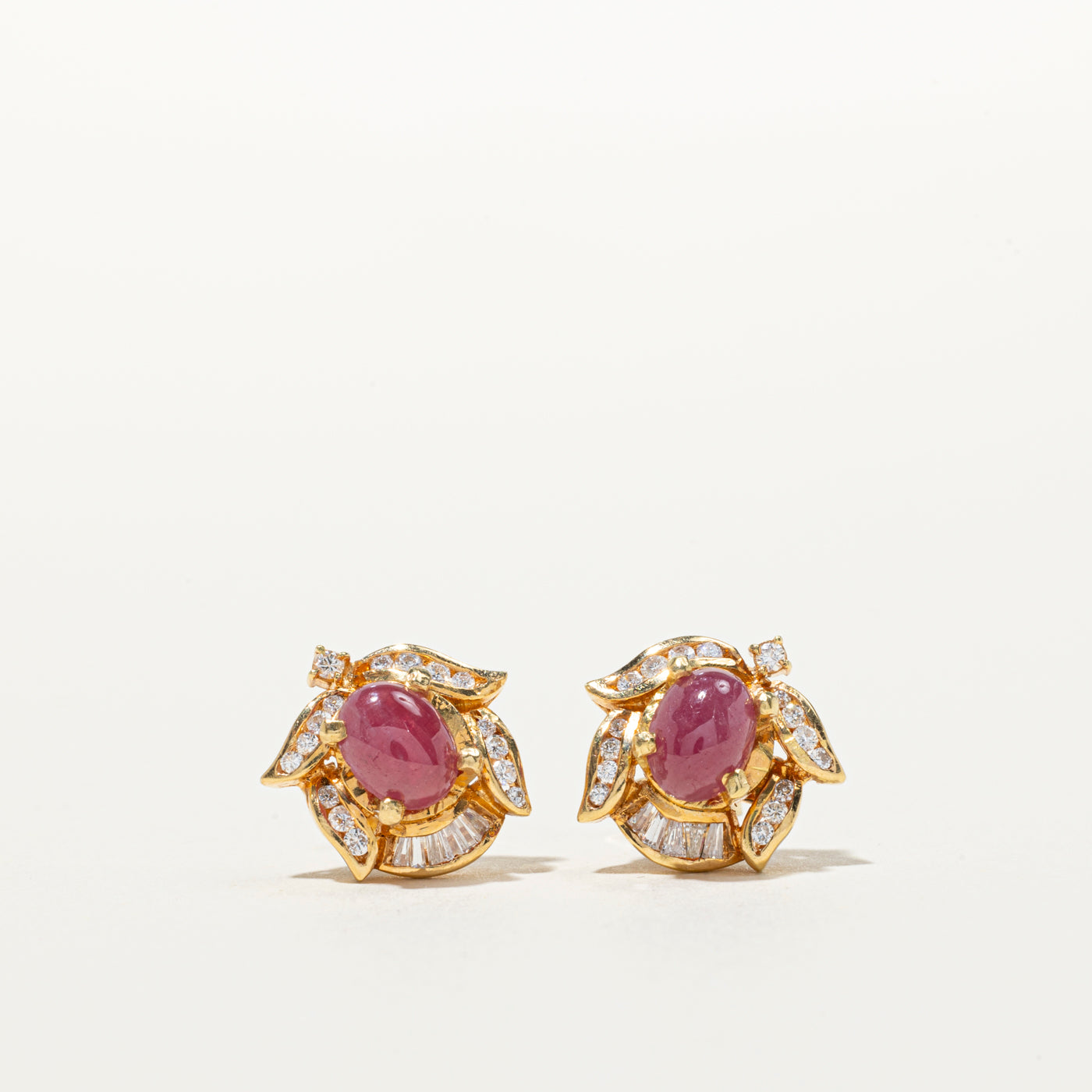 Boucles d'oreilles puces florales en rubis cabochon et diamants | 2,40 ct, 0,26 ct