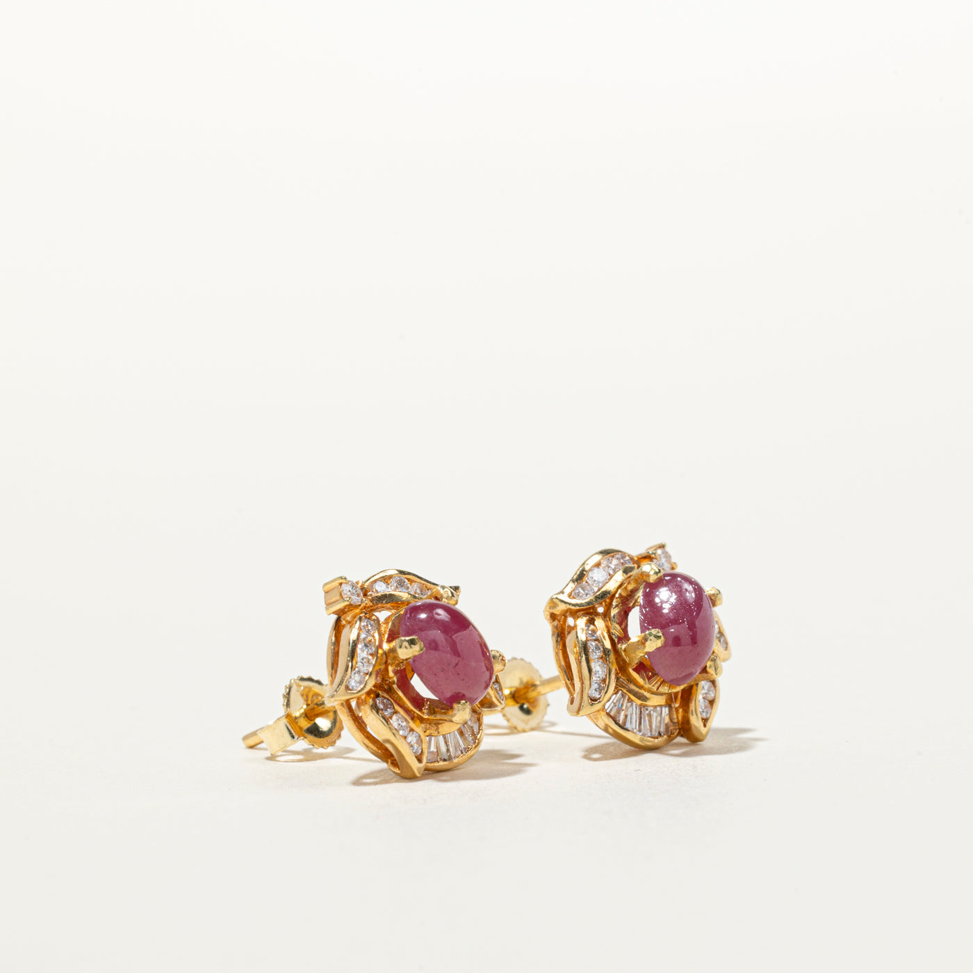 Boucles d'oreilles puces florales en rubis cabochon et diamants | 2,40 ct, 0,26 ct